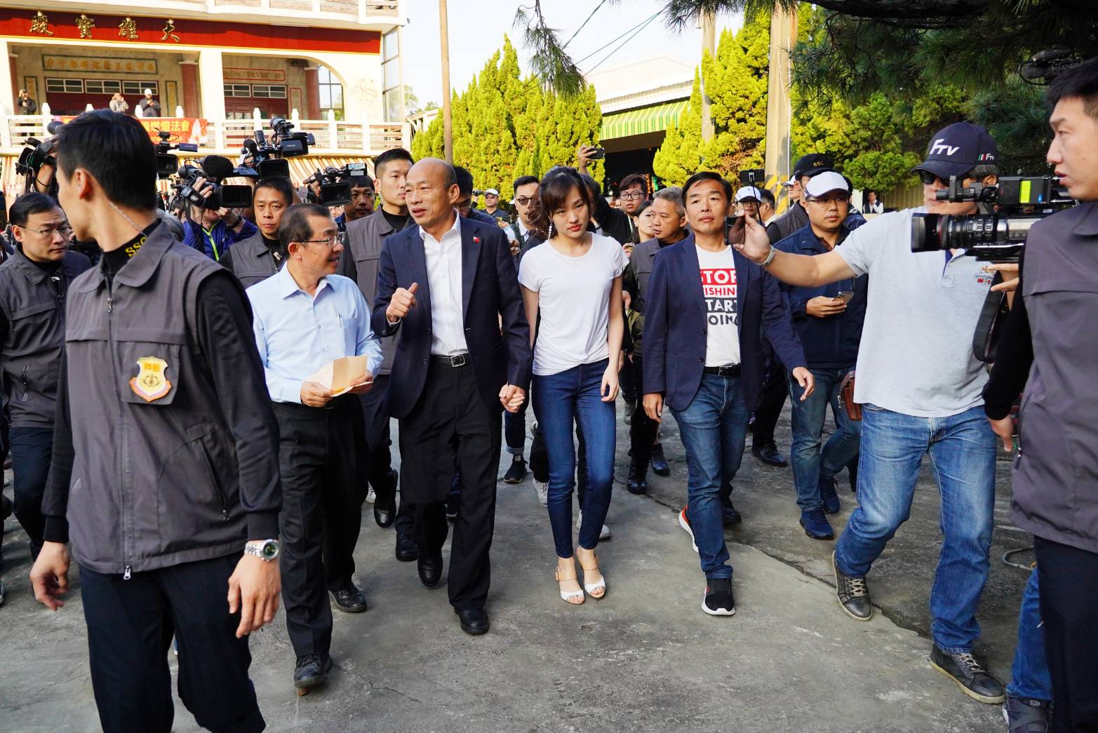 韓國瑜返回戶籍地林園投票，女兒韓冰陪同在一旁。