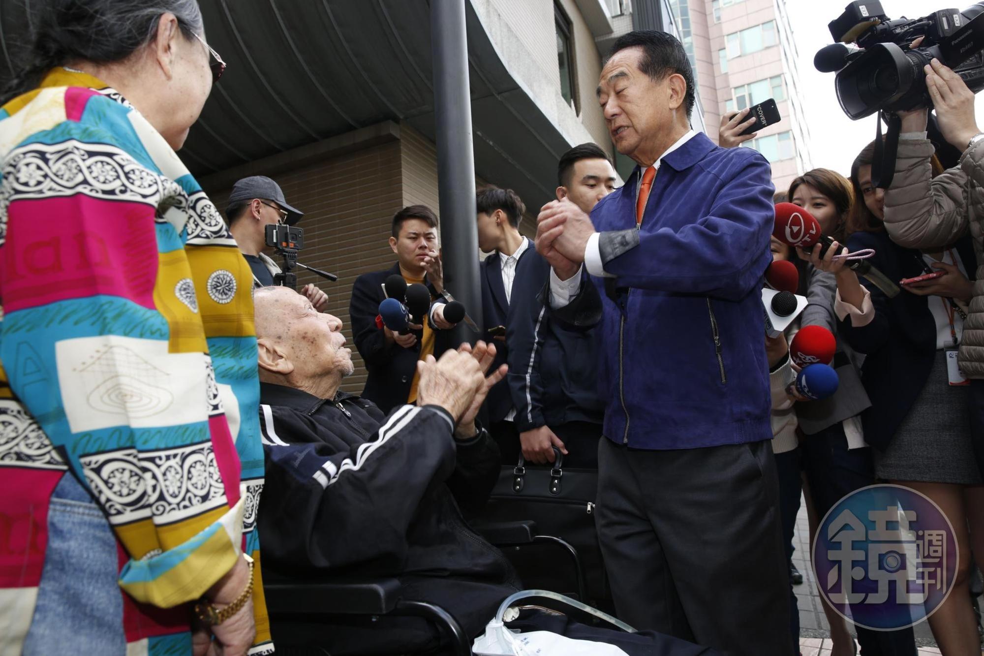 宋楚瑜到淡水投下神聖一票。