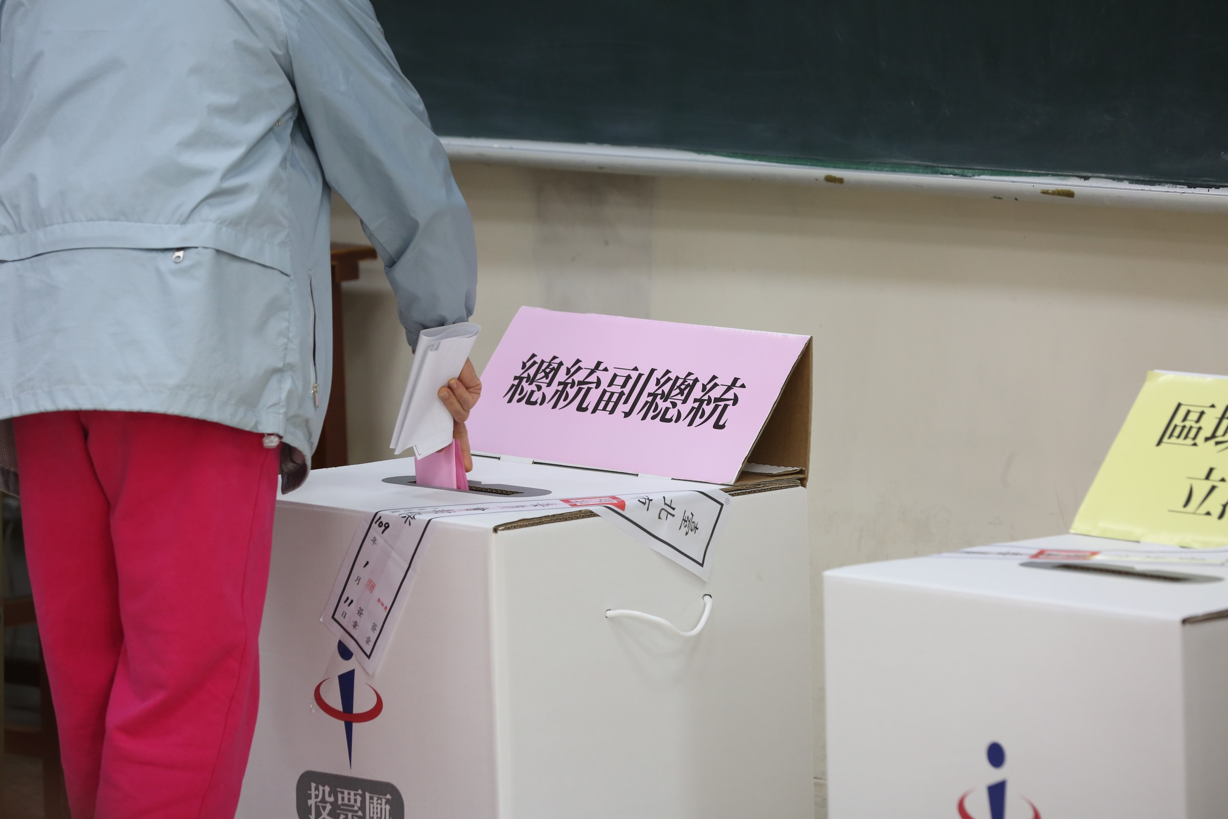 本次總統大選盛況空前,有一名通緝犯也出面行使公民權利,投完票才被帶回派出所詢問。