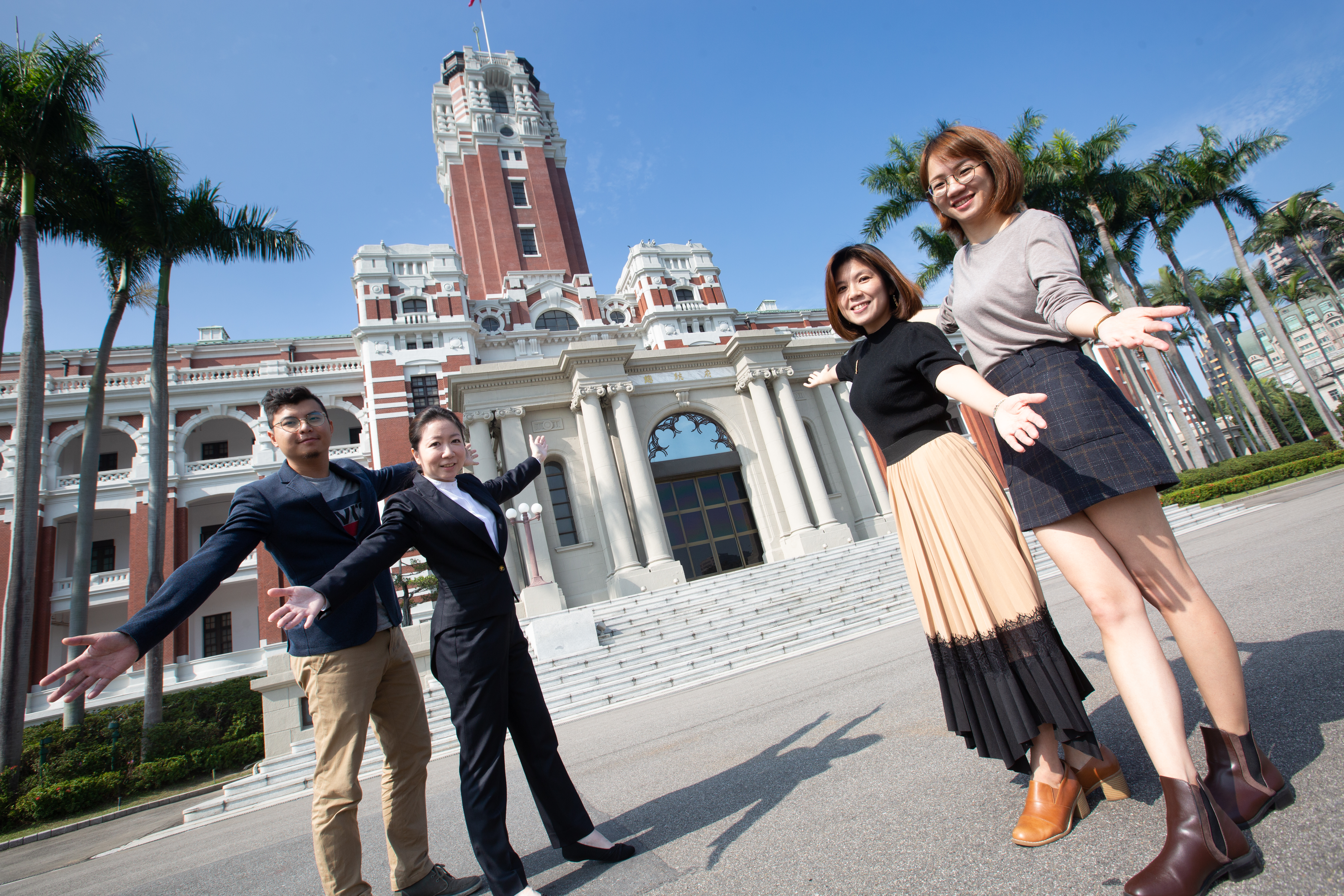 去年文總邀請10組國際友人，將時下流行的「住一晚」概念移師總統府，以創意行銷台灣。設計師林偉正（左起）、凱撒飯店金鑰匙管家李如瀅、中華文化總會媒體部主任湯佩儀，以及中華文化總會來去總統府住一晚專案執行的楊善文，是促成「住一晚」活動的重要幕後團隊。