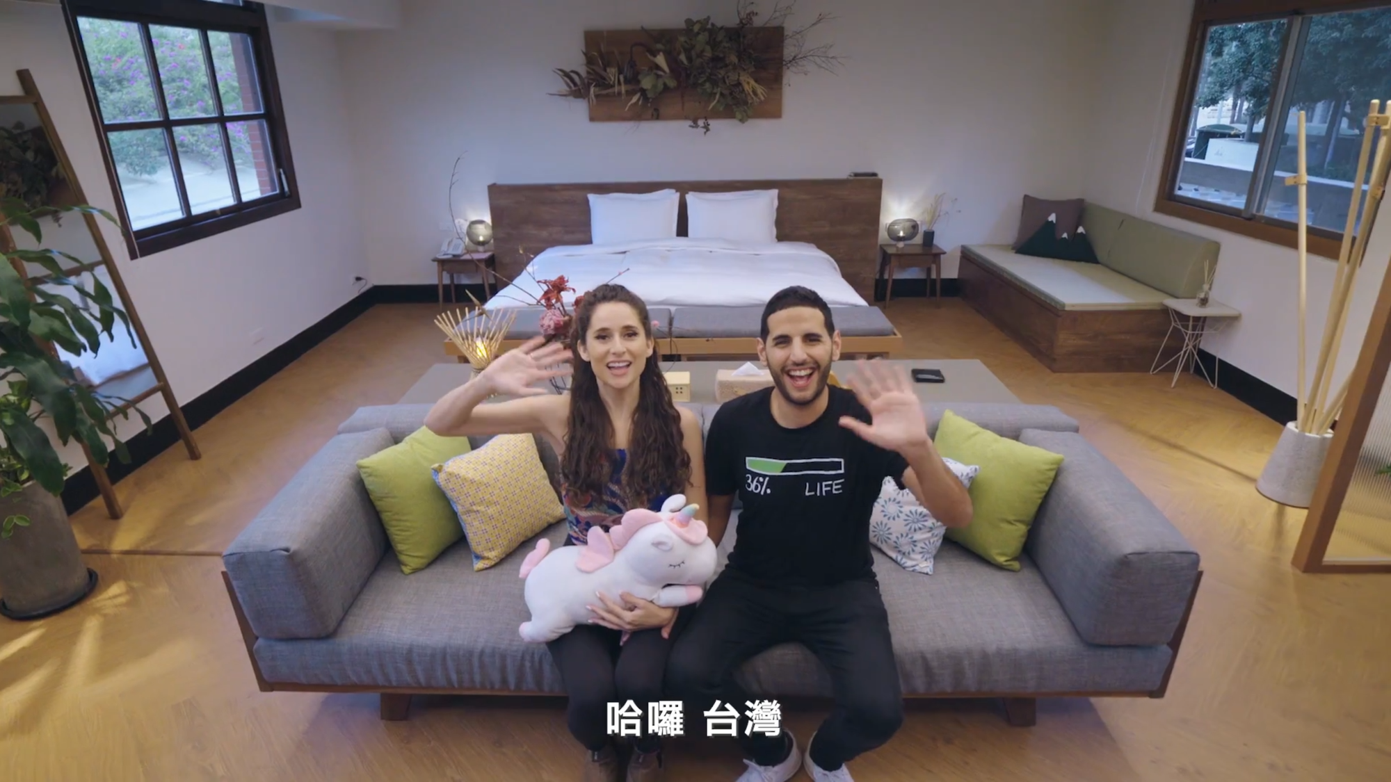 來自以色列的Nuseir Yassin(右)與Alyne Tamir(左),在網路社群平台擁有超過1,400萬追蹤者,來台影片點閱已逼近9百萬次。(取自YouTube)