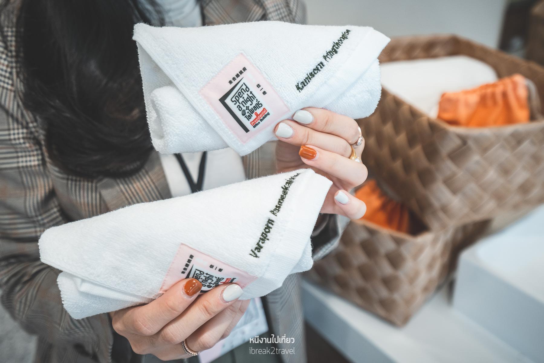 運用創意行銷台灣,文總與凱撒飯店的金鑰匙管家合作,並將10組國際友人的名字繡在毛巾上作為伴手禮。(文總提供)