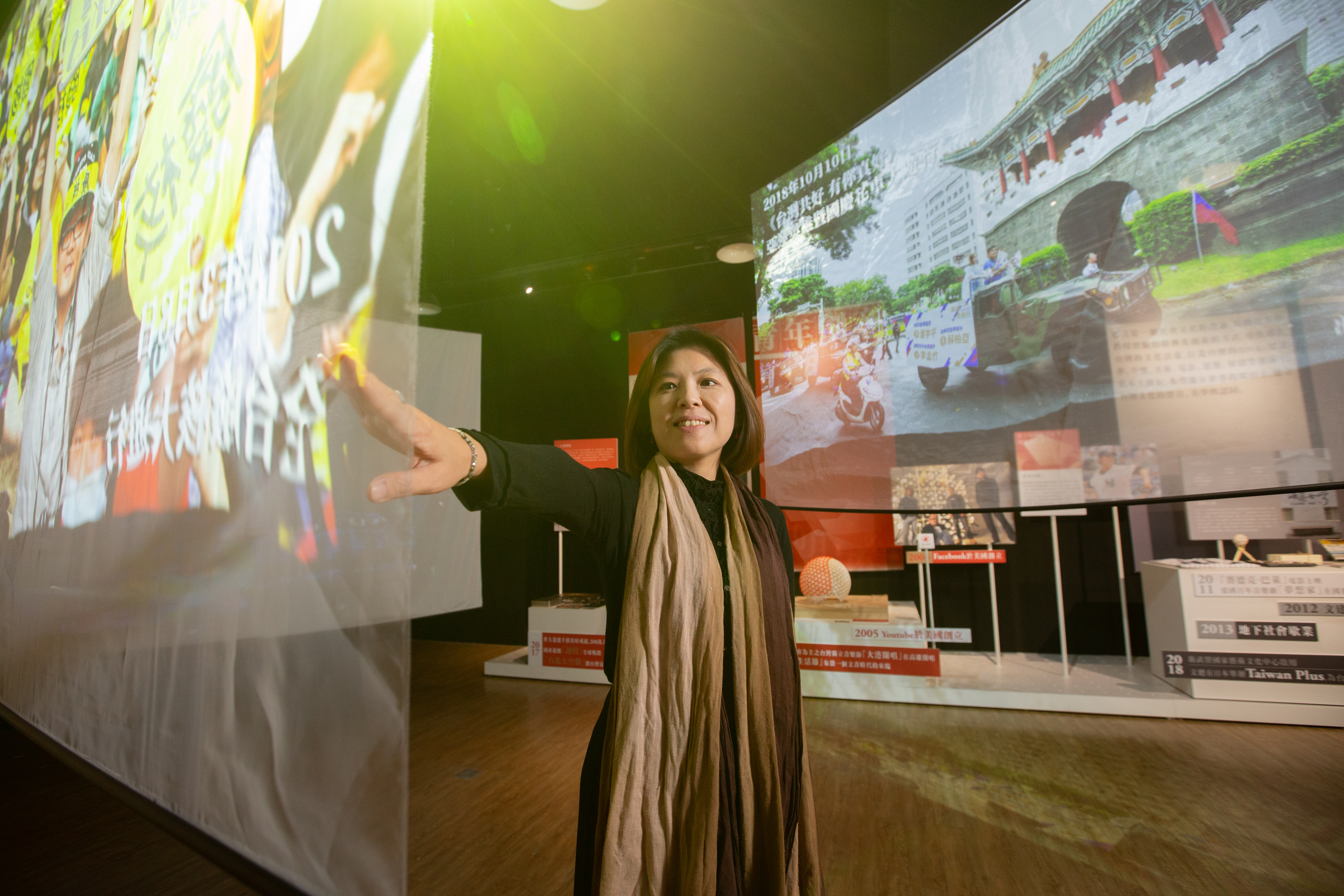 面對外界攻擊「住一晚」活動無疑是在替蔡政府助選，湯佩儀直言：「Nuseir Yassin來台的影片點閱這麼高，我不知道廣告要下到打到這麼多人，本錢要多雄厚？」