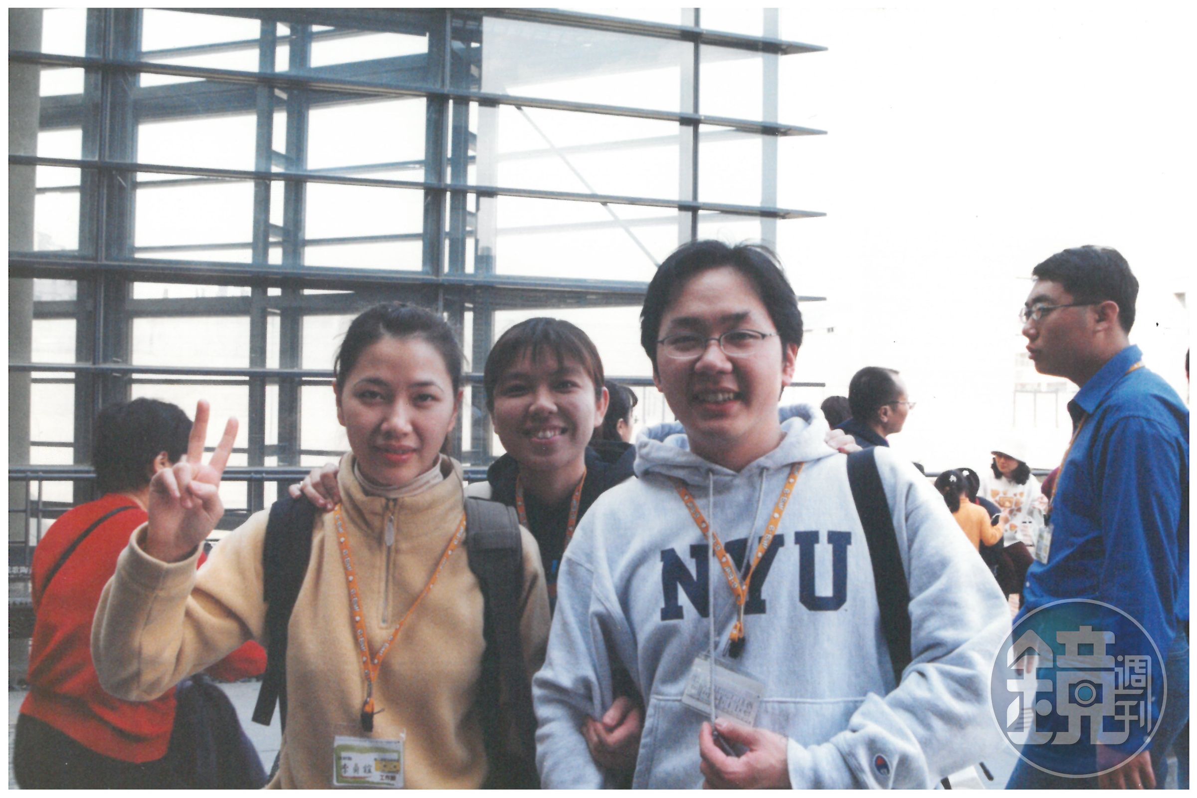 母親排斥湯佩儀（中）參與政治活動，但她後來加入民進黨青年軍，並曾任蘇貞昌時期的台北縣新聞室機要。（湯佩儀提供）