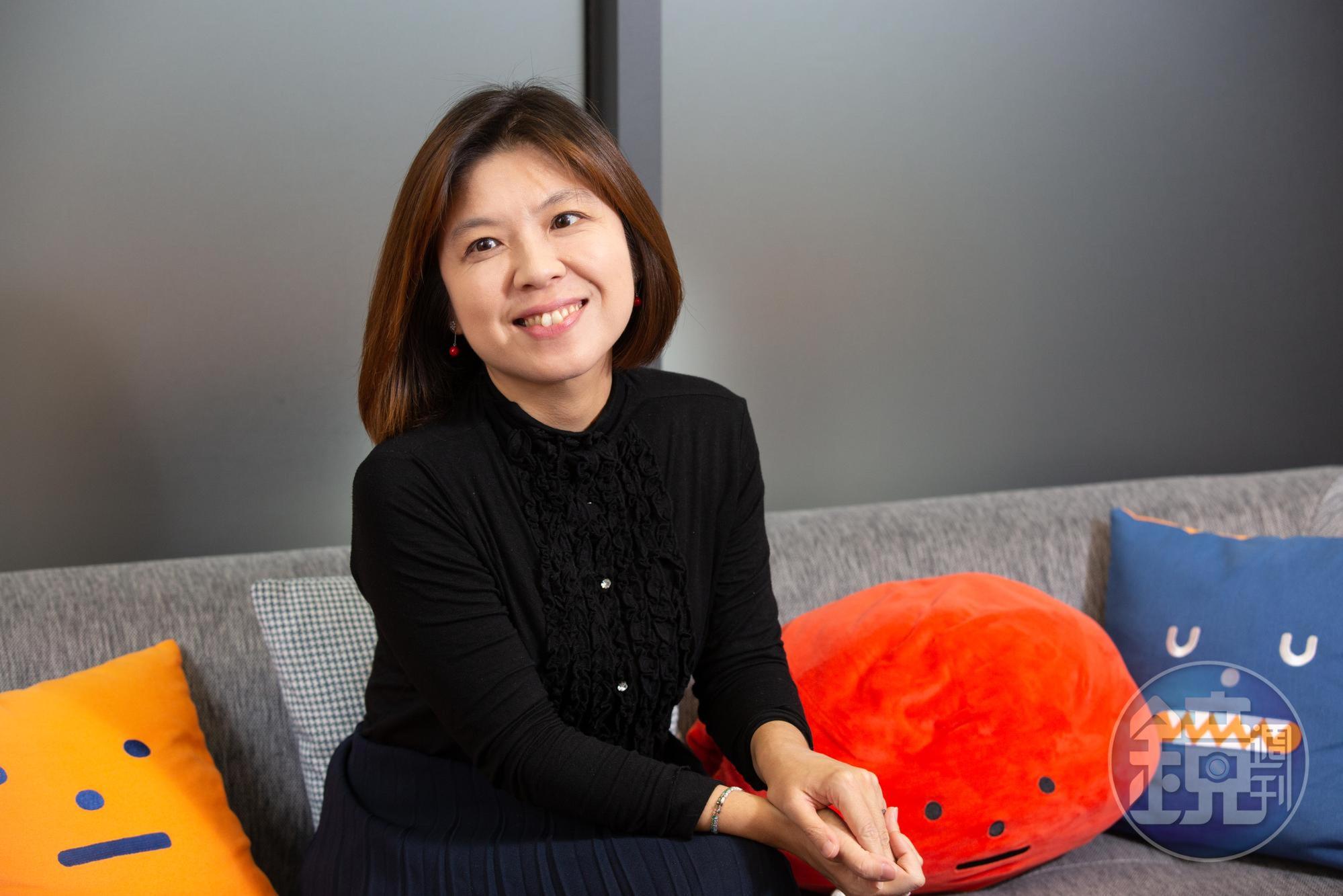 湯佩儀大學後加入女研社(校園中的女性主義社團),追隨女性主義文學家吳爾芙。