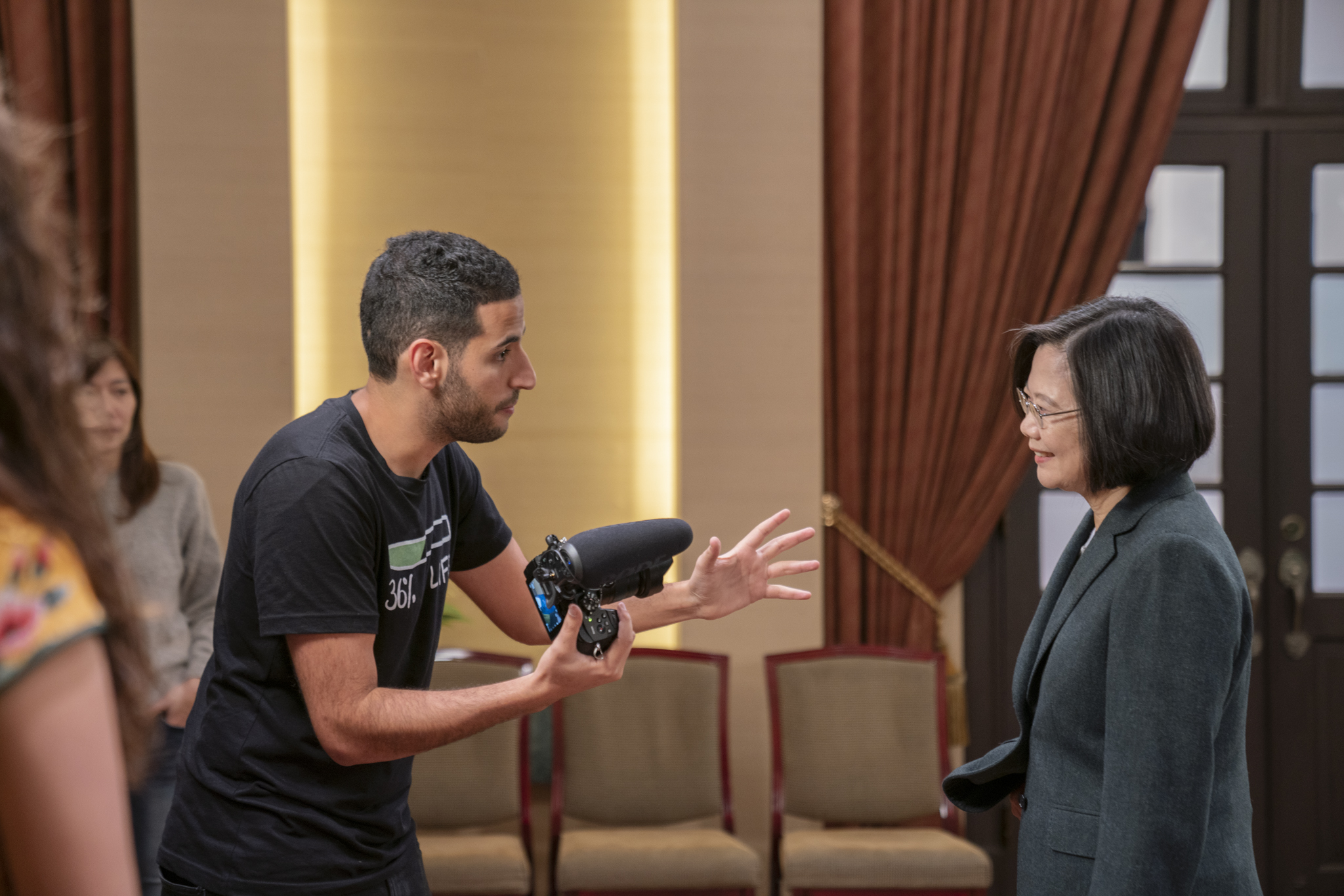 「住一晚」邀請各國友人來台，以新角度顛覆總統府傳統的威權印象。左為以色列藉部落客Nuseir Yassin，正在總統府與總統蔡英文對話。（文總提供）