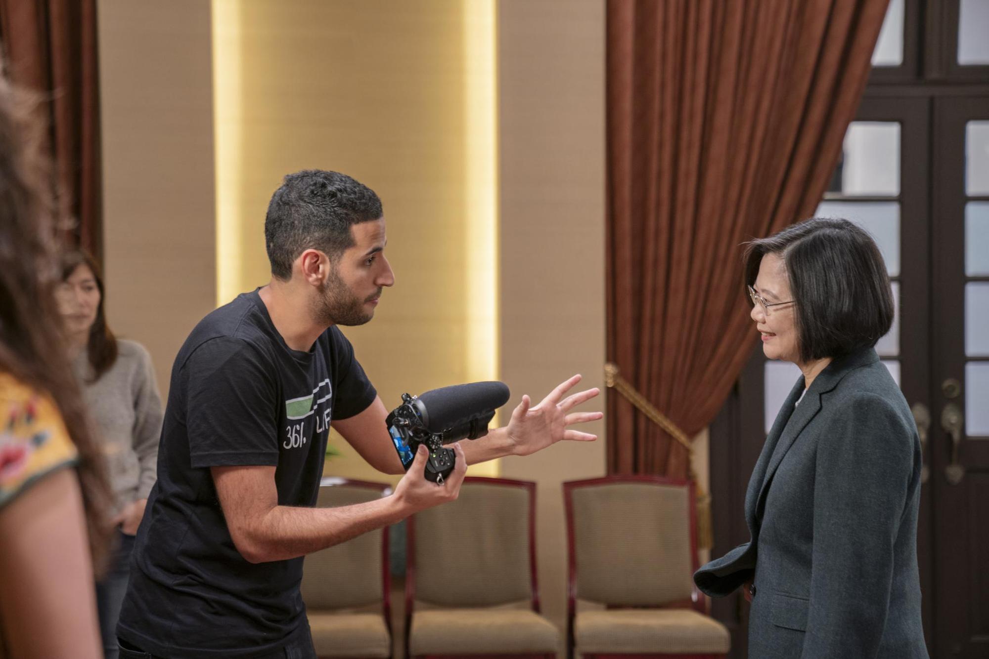來自以色列的Nuseir Yassin(左),在網路社群平台擁有超過1,400萬追蹤者,來台影片點閱逼近9百萬次,右為總統蔡英文。(文總提供)