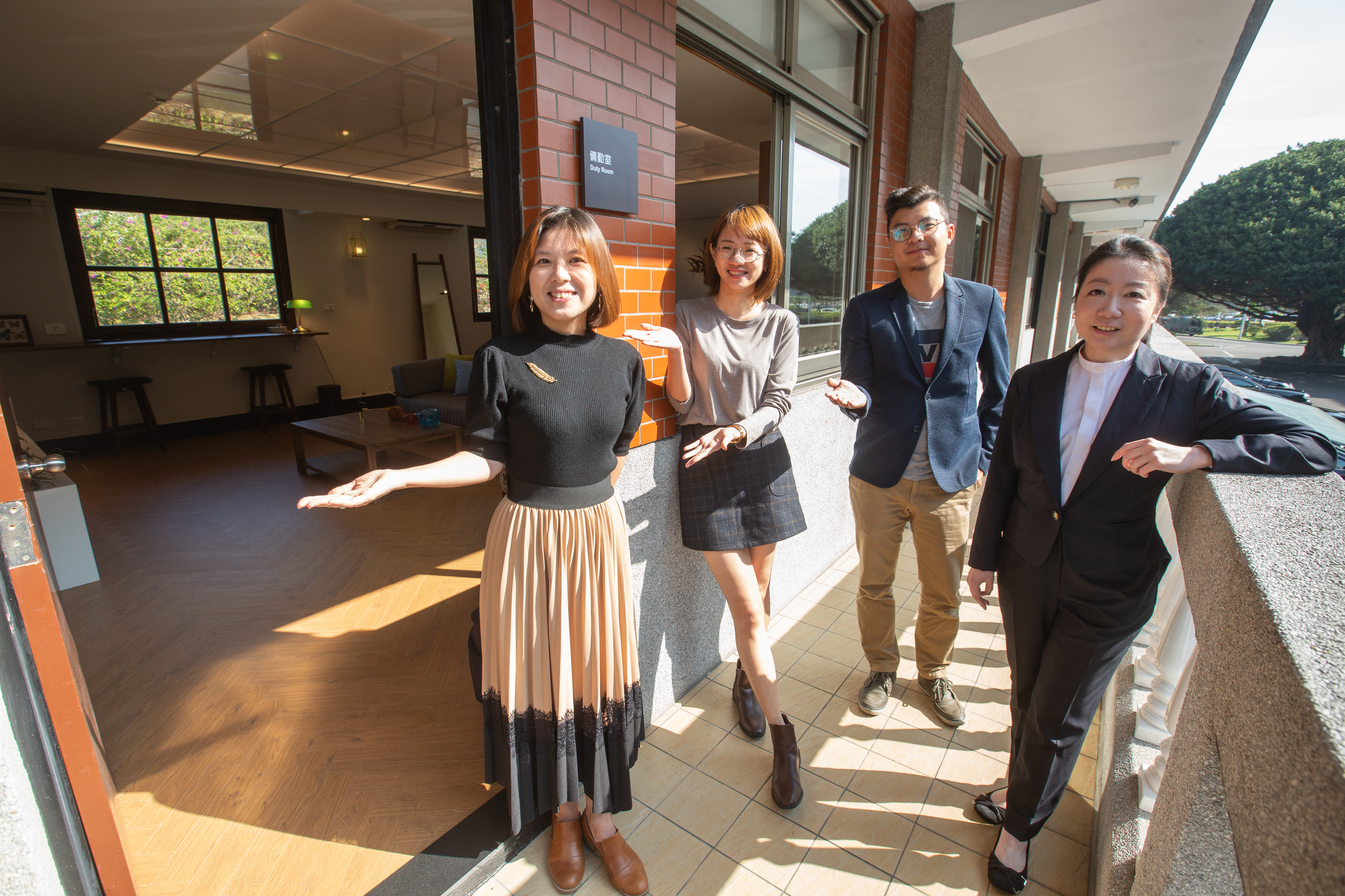 去年文總邀請10組國際友人,將時下流行的「住一晚」概念移師總統府,以創意行銷台灣。中華文化總會媒體部主任湯佩儀(左起)、中華文化總會來去總統府住一晚專案執行的楊善文,以及設計師林偉正和凱撒飯店金鑰匙管家李如瀅,是促成「住一晚」活動的重要幕後團隊。