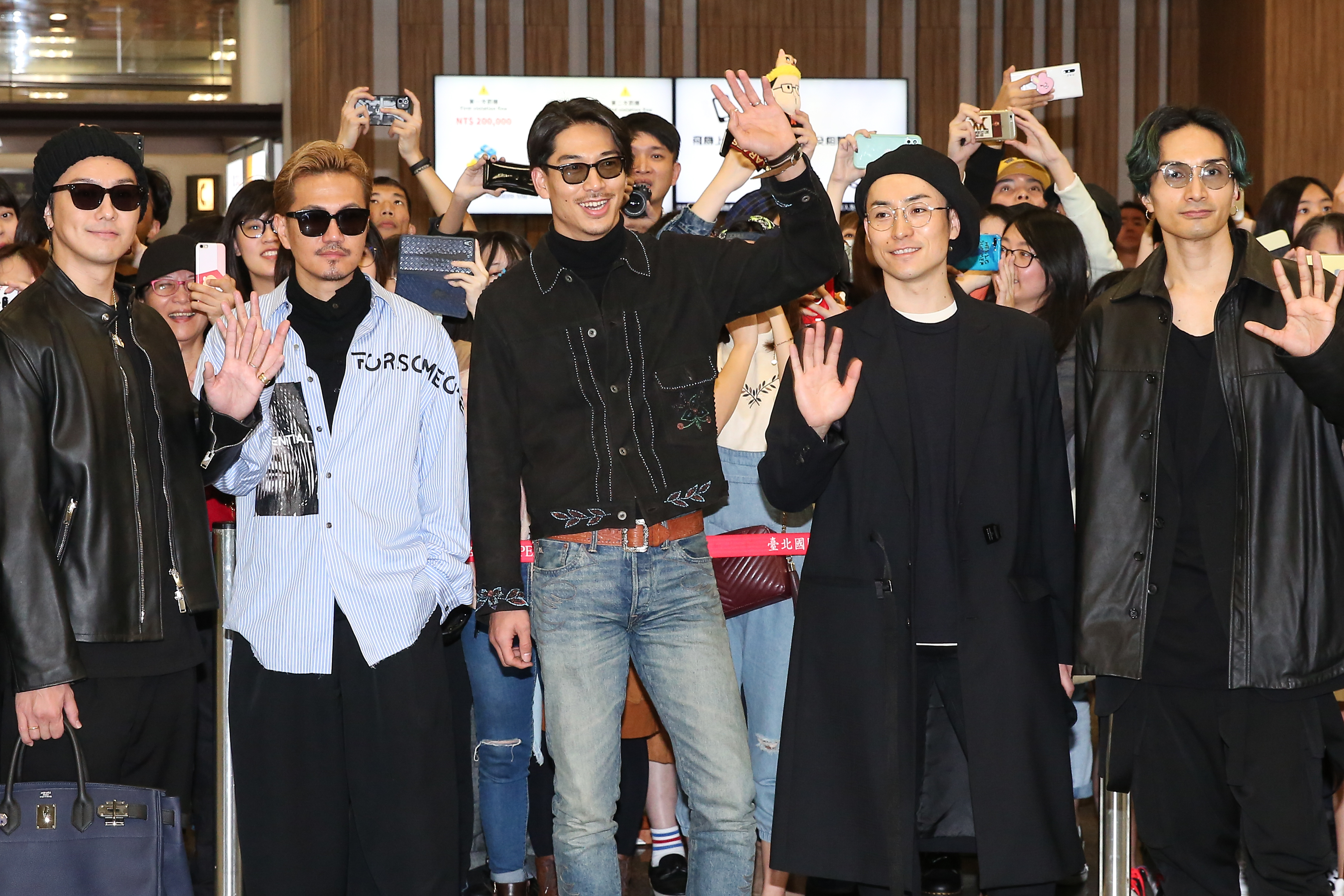 AKIRA與放浪兄弟成員開心抵台。