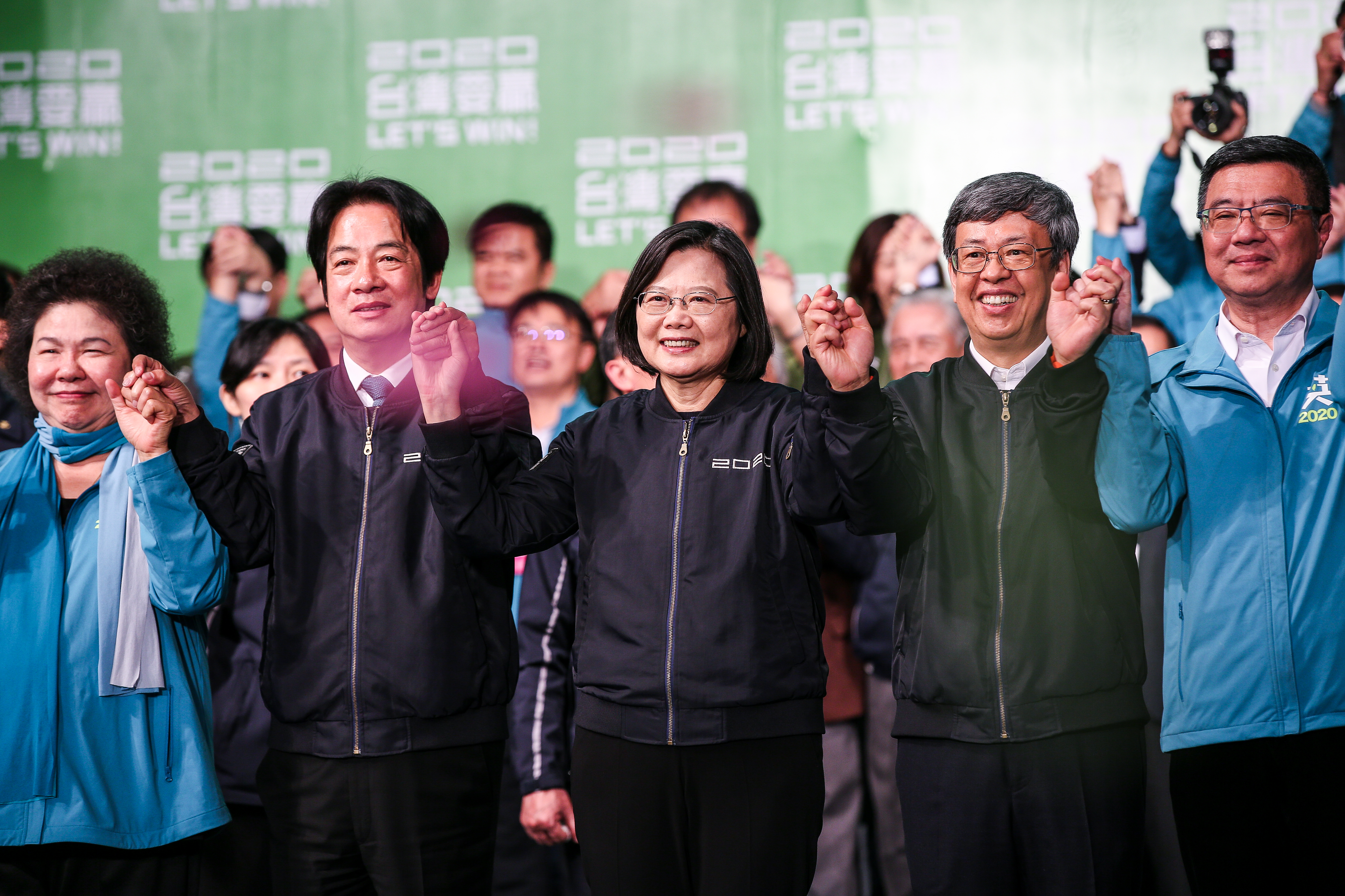 蔡英文以破歷年台灣總統得票數紀錄的815萬票勝選，她表示不會因為勝力就忘記反省，未來會在過去基礎上加倍努力。