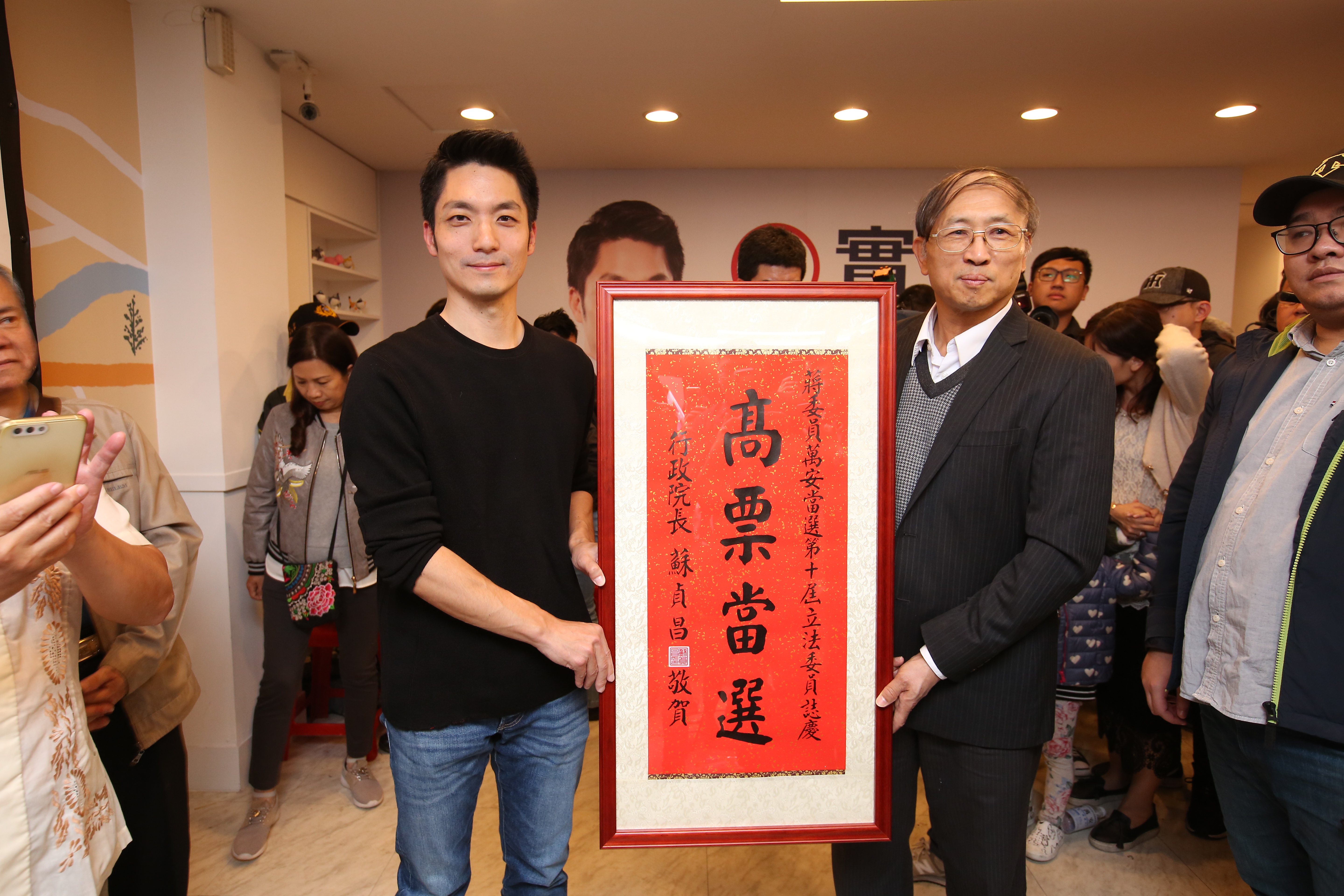 台北市指標選區中山、北松山打出「雙帥對決」，最後蔣萬安以112,784票勝選。