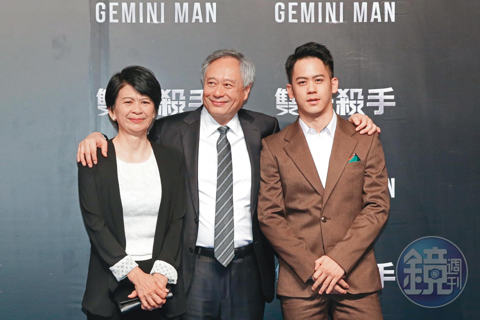 李安（中）去年底返台宣傳《雙子殺手》，帶著老婆林惠嘉（左）同行，也順勢拉兒子李淳（右）一起露臉。