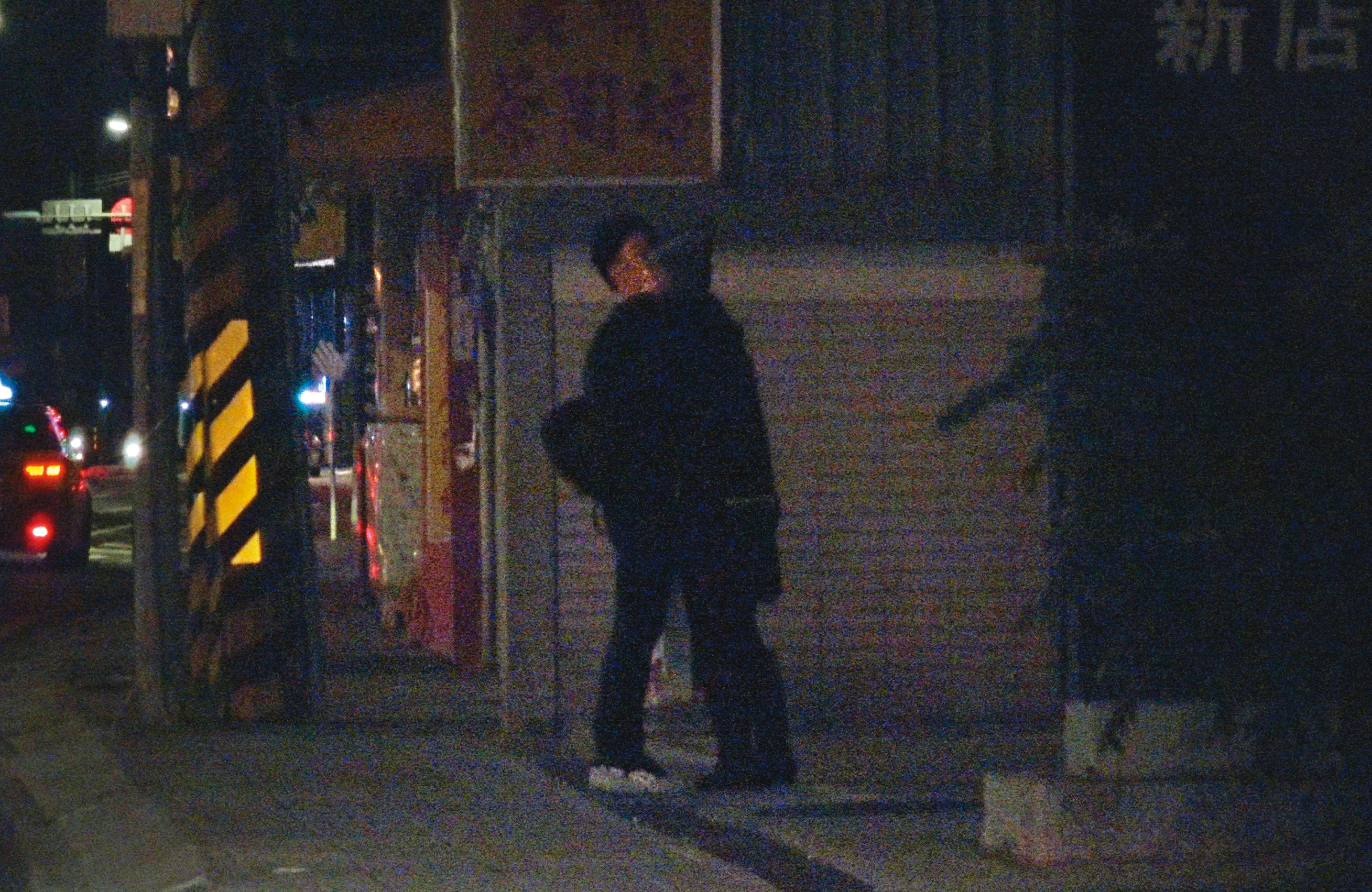 2019/12/25 02：33 李淳（左）與邱姓女友（右）在路邊愛的抱抱長達半分鐘，還貼耳細語，感情如膠似漆。