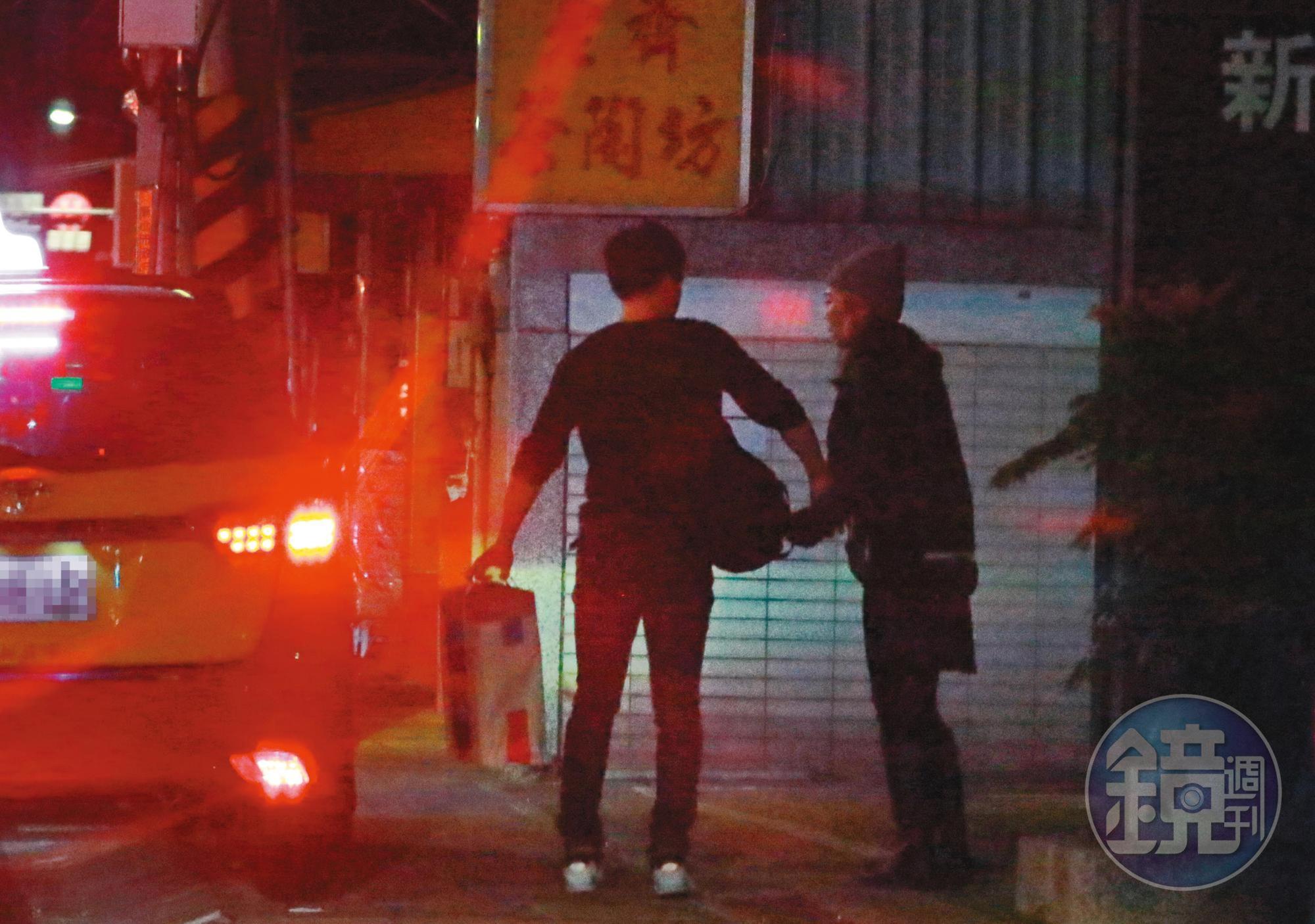 2019/12/25 02:32 從熱鬧的北市東區回到新北新店住處附近，李淳一下車就緊牽女友的手，呵護至極。