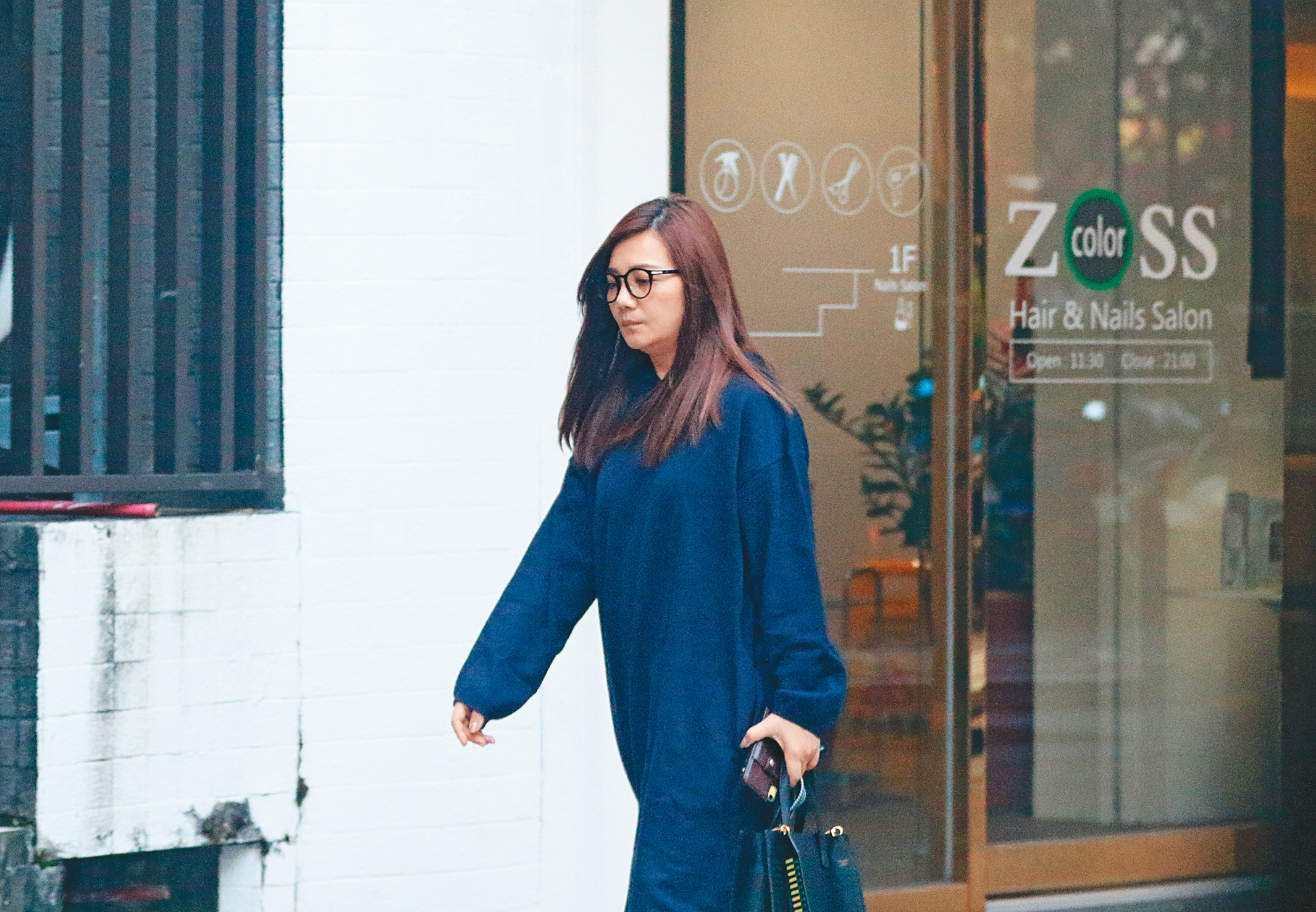 1月7日 14：32 梁靜茹一個人到Sogo附近，進入忠孝東路四段一棟大樓。