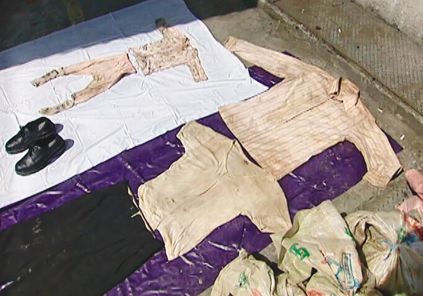 警方公布2名死者的衣物，對外尋求線索。（東森新聞提供）