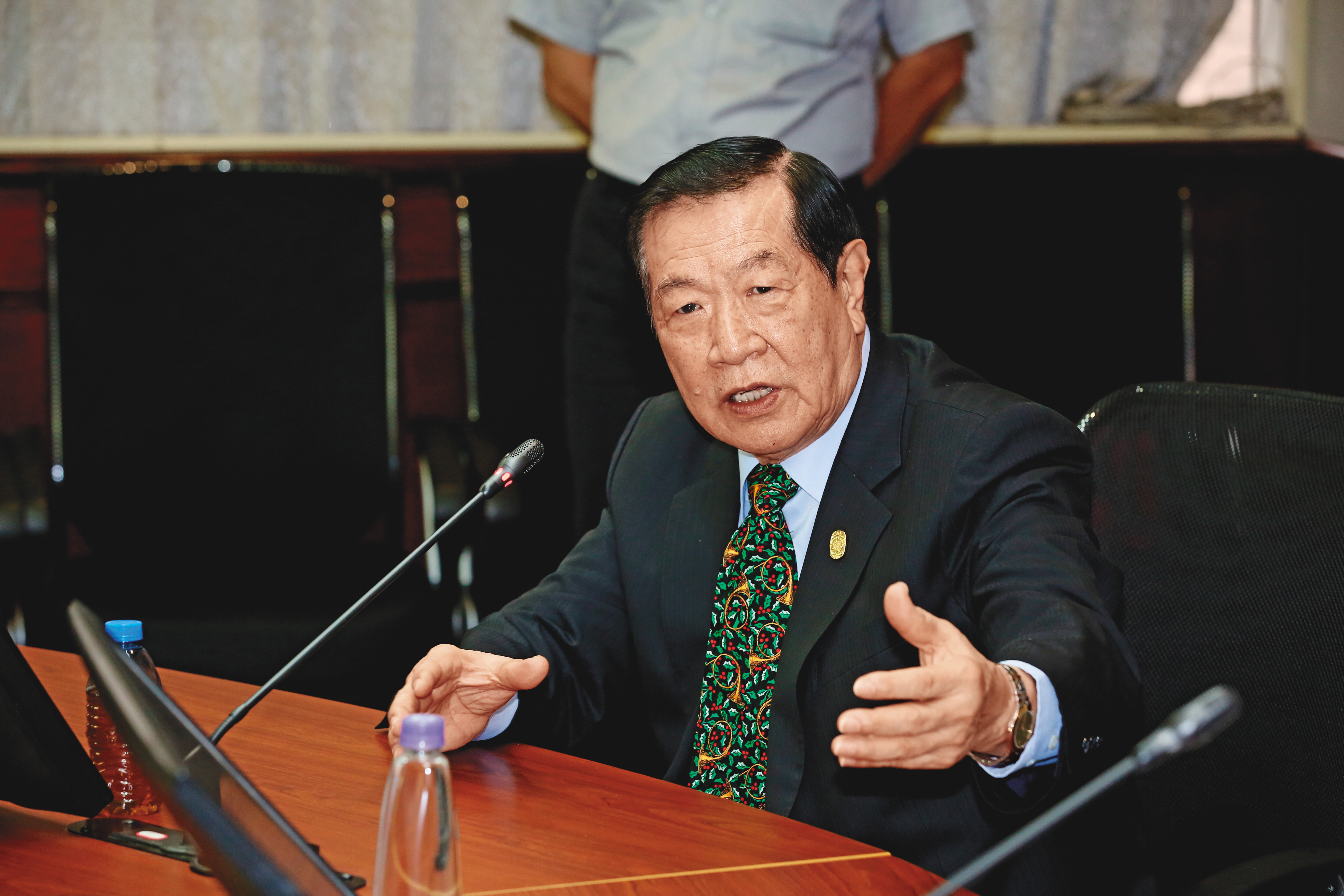 檢警對籠屍案偵辦方向意見分歧，特別請教國際鑑識專家李昌鈺的意見。