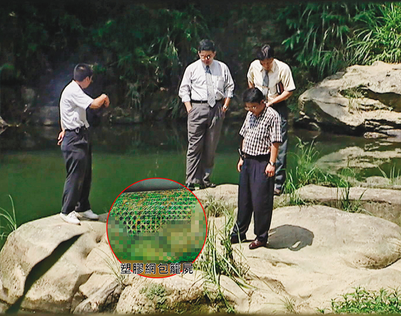 檢警在石龜潭邊搜索，一開始朝他殺方向偵辦。（東森新聞提供）