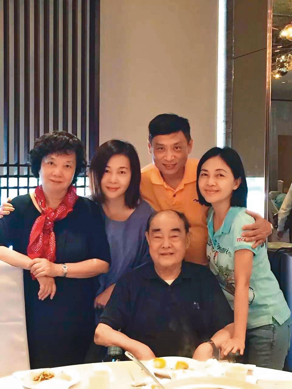 唐雅君的父親2年前因病逝世,讓她決定多花時間陪伴家人。(唐雅君提供)