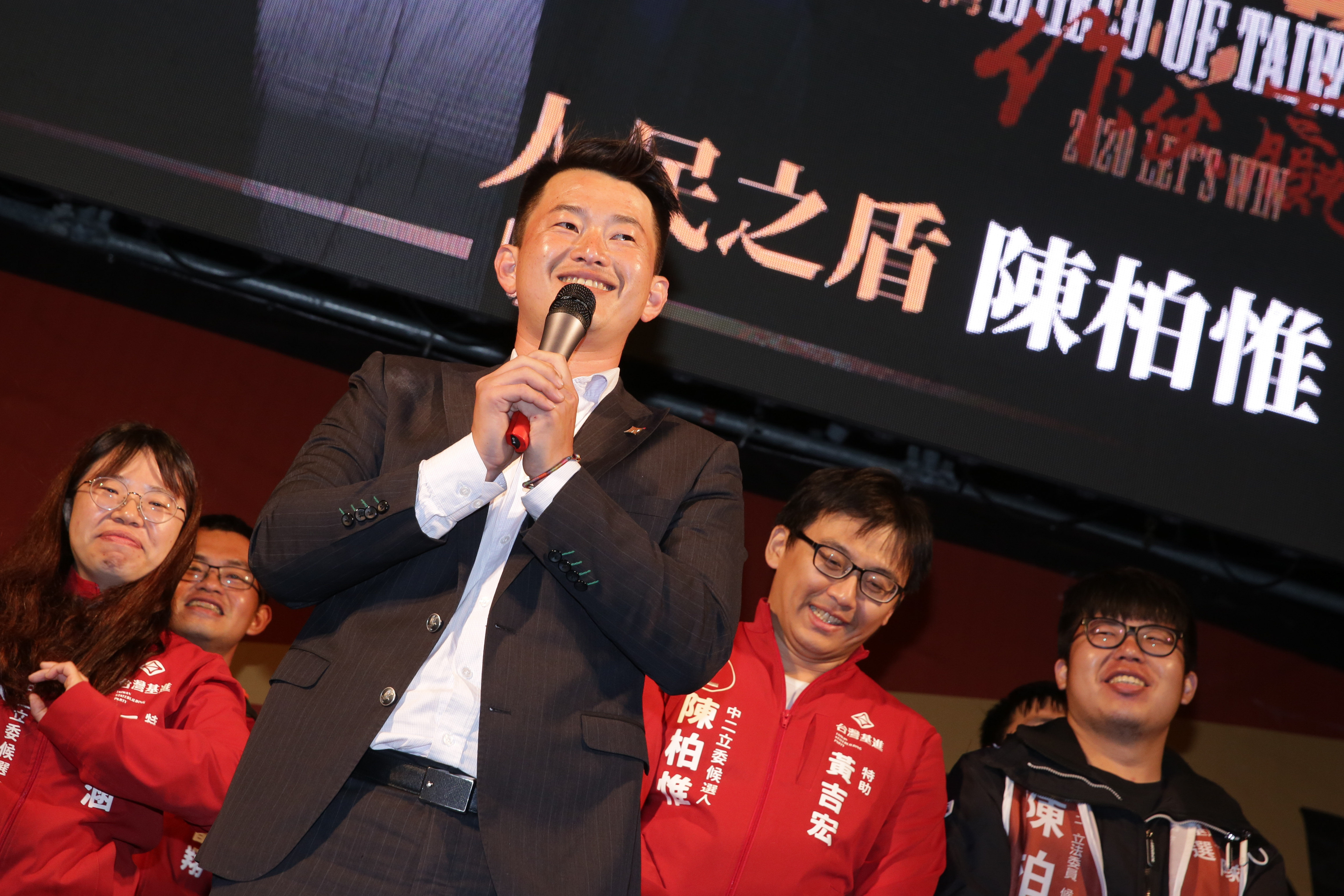 「3Q哥」陳柏惟以近5,000票差距打敗顏寬恒，成為本屆立委候選人中的大黑馬。