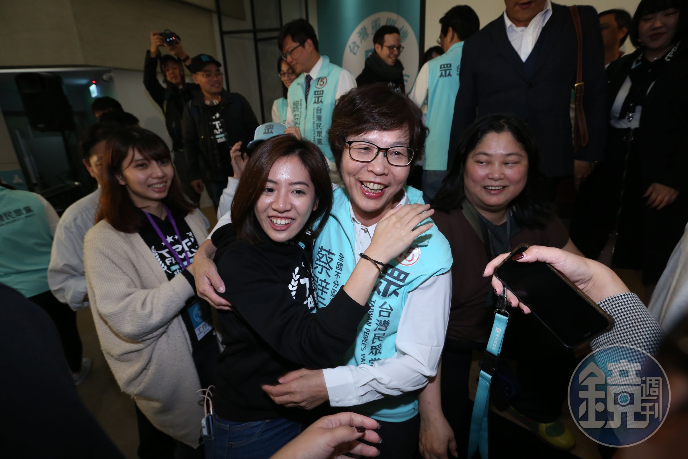 這次的不分區立委席次，由台灣民眾黨排名第五的蔡壁如（右），和民進黨爭奪最後一席，直到最後幾個票匭開封，蔡壁如才確定驚險擠進國會。
