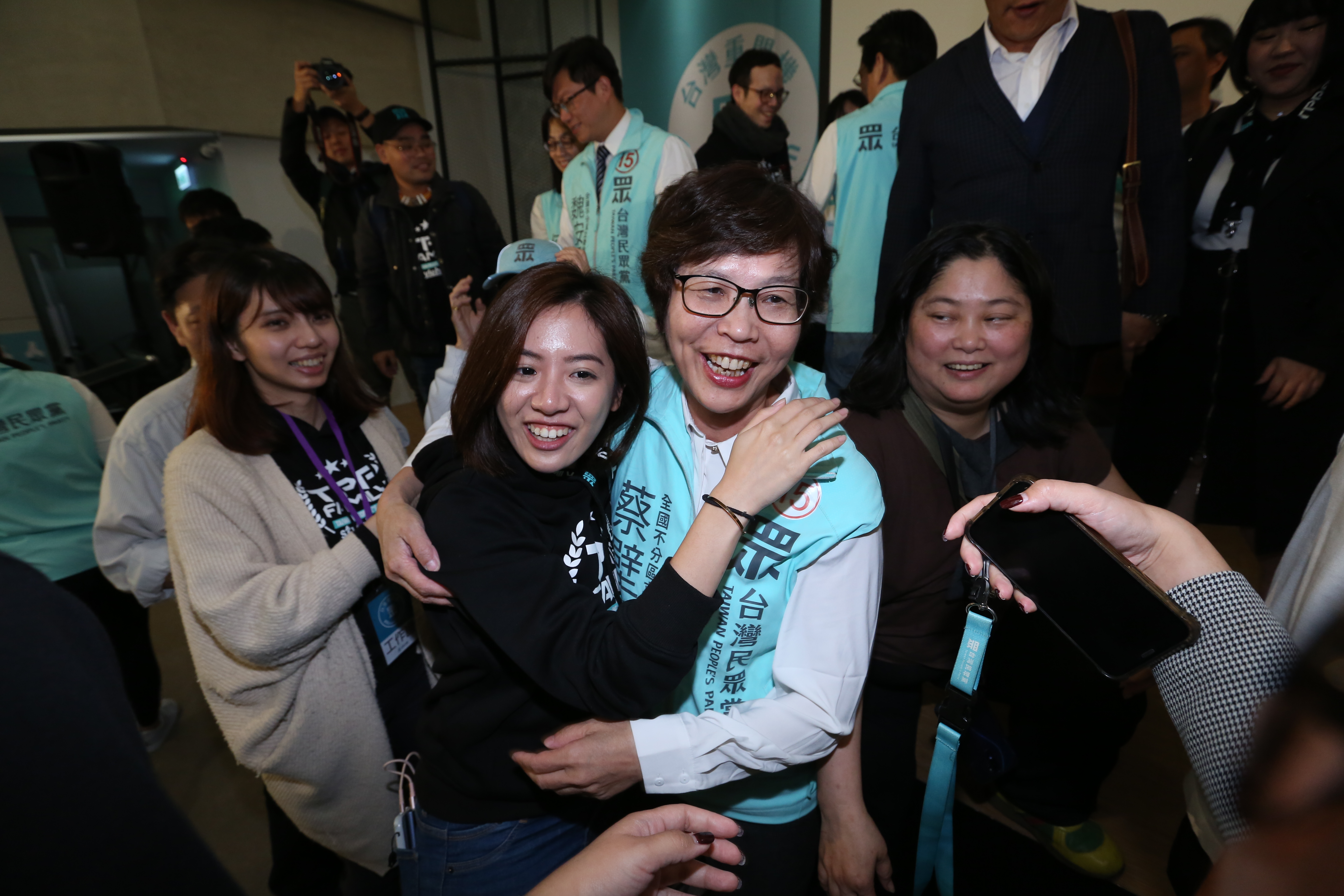 這次的不分區立委席次，由台灣民眾黨排名第五的蔡壁如（右），和民進黨爭奪最後一席，直到最後幾個票匭開封，蔡壁如才確定驚險擠進國會。
