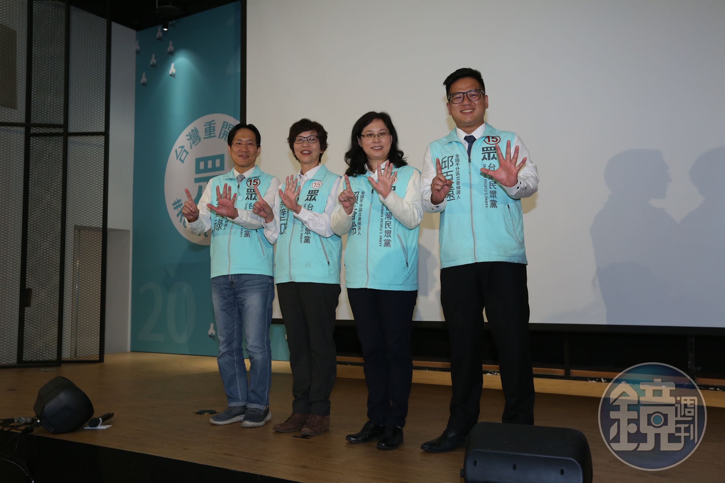 台灣民眾黨強打不分區立委排名第一的賴香伶（右二）和第五的蔡碧如（左二），最後「一五連線」都順利送進國會。