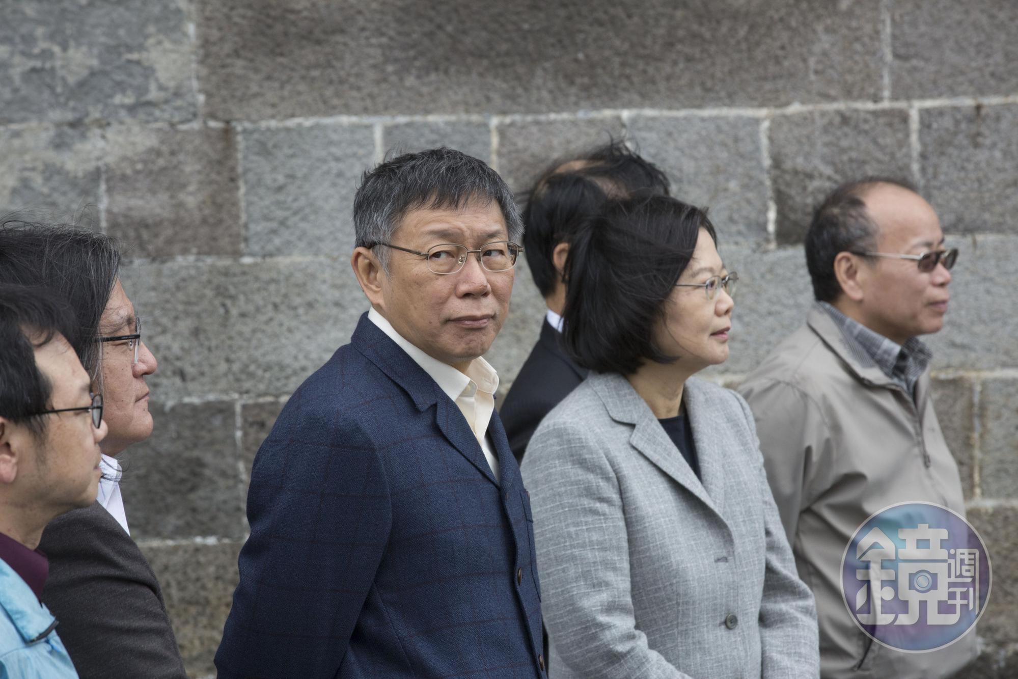 2018年底台北市長選舉後,柯文哲(左)驚險連任,卻因此和民進黨種下嫌隙。柯文哲與總統蔡英文(右)在北門廣場見面時,互動冰冷尷尬。