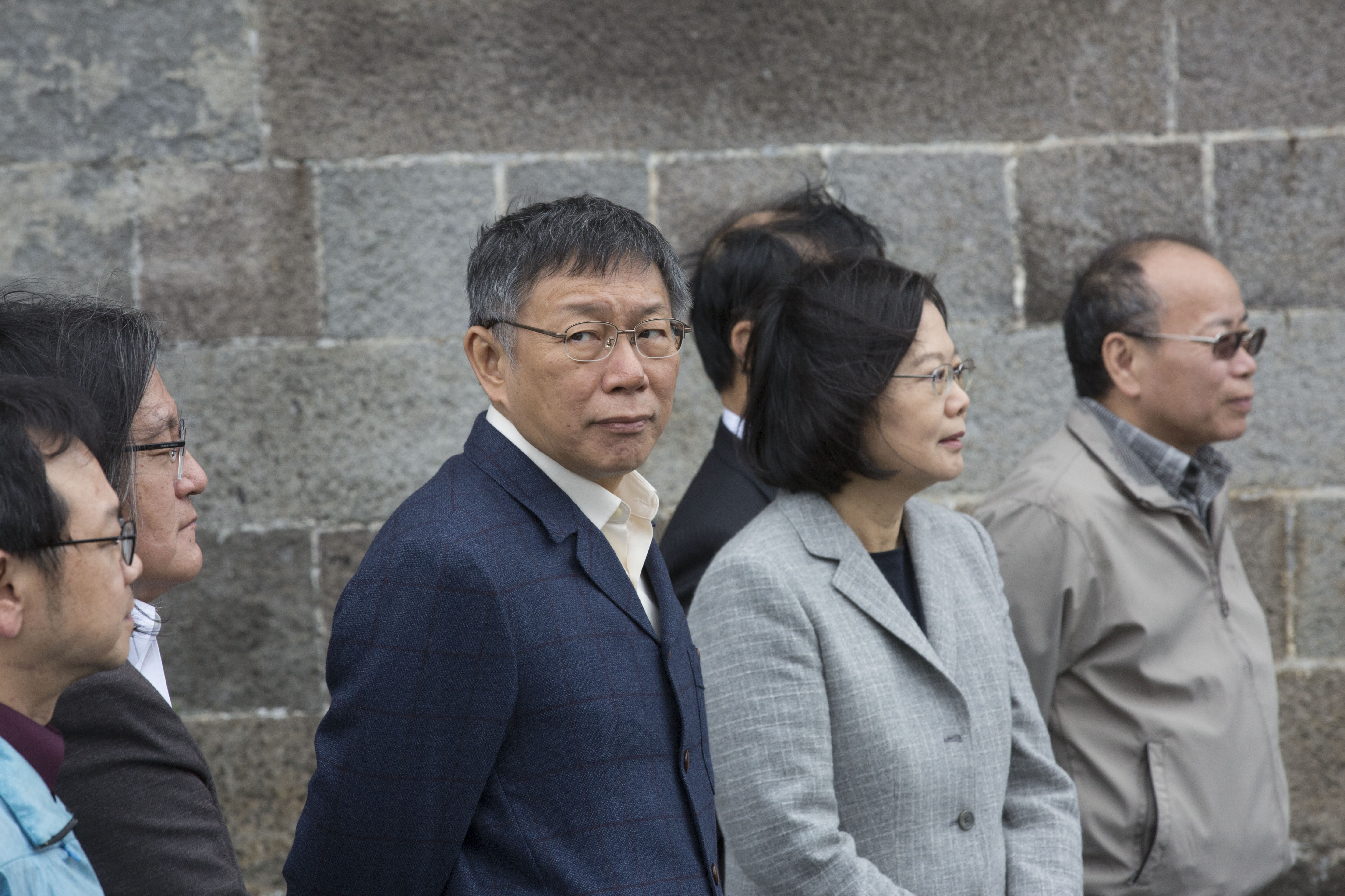 2018年底台北市長選舉後，柯文哲（左）驚險連任，卻因此和民進黨種下嫌隙。柯文哲與總統蔡英文（右）在北門廣場見面時，互動冰冷尷尬。