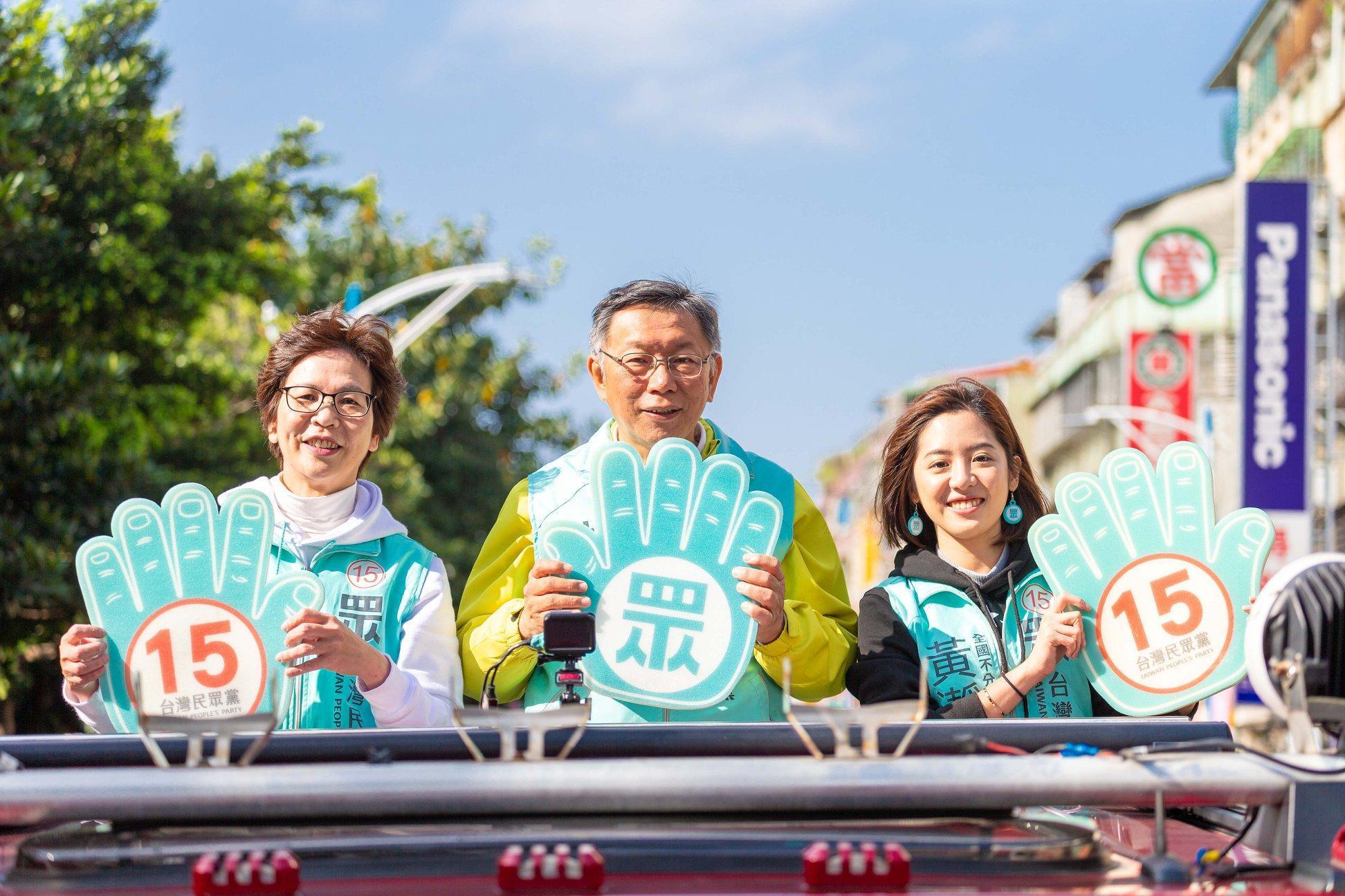 蔡壁如（左）受訪時說，台灣民眾黨提名的立委，「都是各行各業菁英，甚至在金字塔頂端，會看不到基層問題，因此發動『全台大眾走』，讓他們走入市場、商圈，看到基層弱勢聲音。」