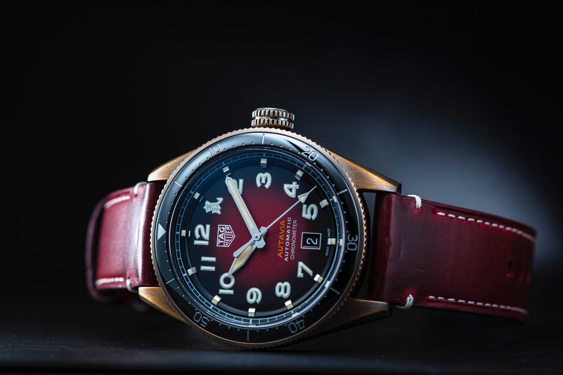 鼠是十二生肖之首，TAG Heuer以此為靈感，在時標1點鐘位置精心設計了鼠字，成為此款腕錶中的最具經典性的特色。錶面採用漸層紅搭配黑色陶瓷錶圈，與手染風格的小牛皮錶帶相互映襯，也與青銅材質錶殼形成鮮明對比。錶徑42mm，防水100米，在復古風格中結合創新，各種穿著都適合配戴。鼠年特別版限量400只。功能：時、分、秒指示；日曆顯示；機芯：自動上鏈機芯；定價：約NT$131,200（青銅鼠年款）；約NT$126,200（青銅一般款）