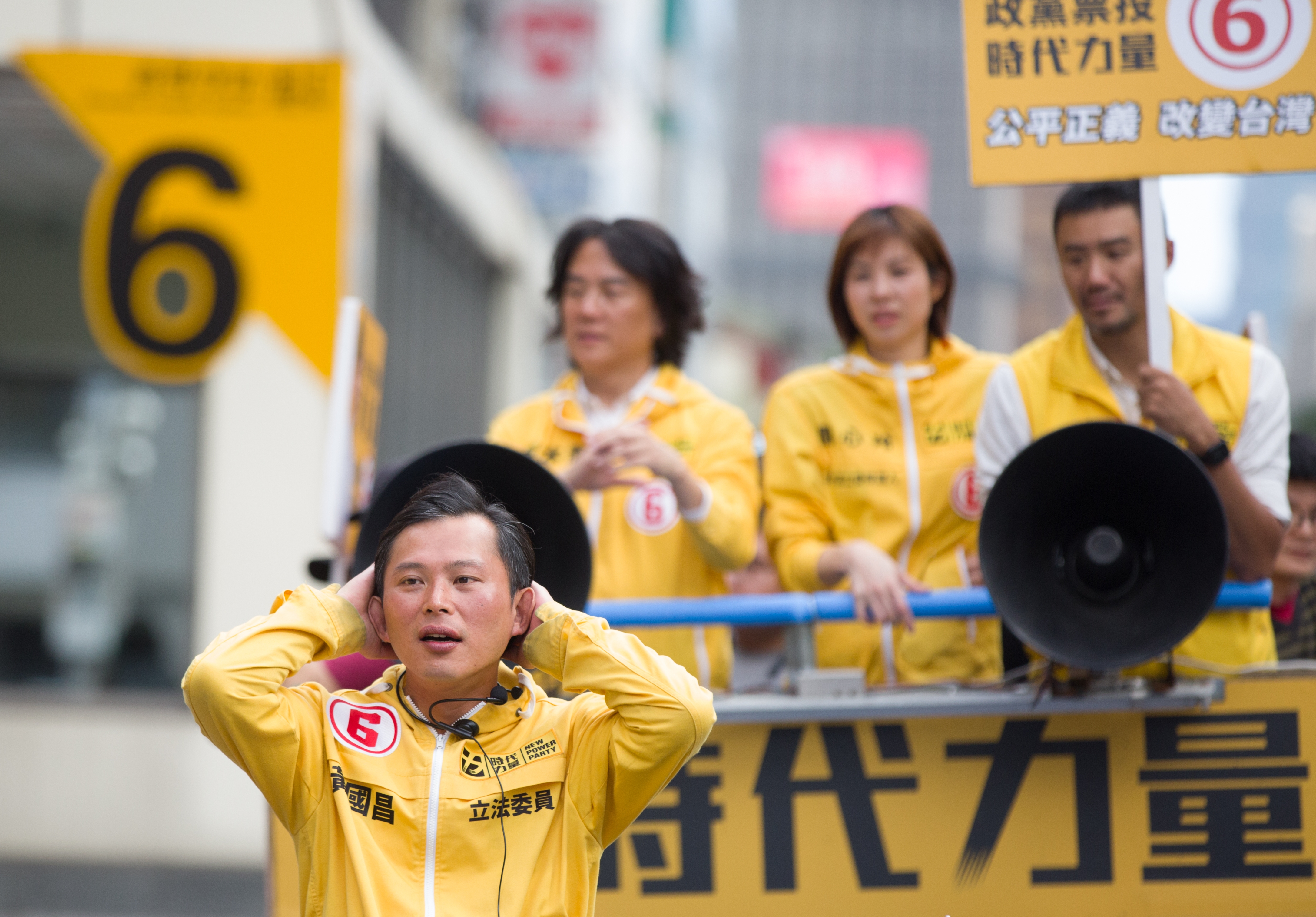 黃國昌連同其他不分區立委候選人連日掃街拜票，整個人黑了一圈。