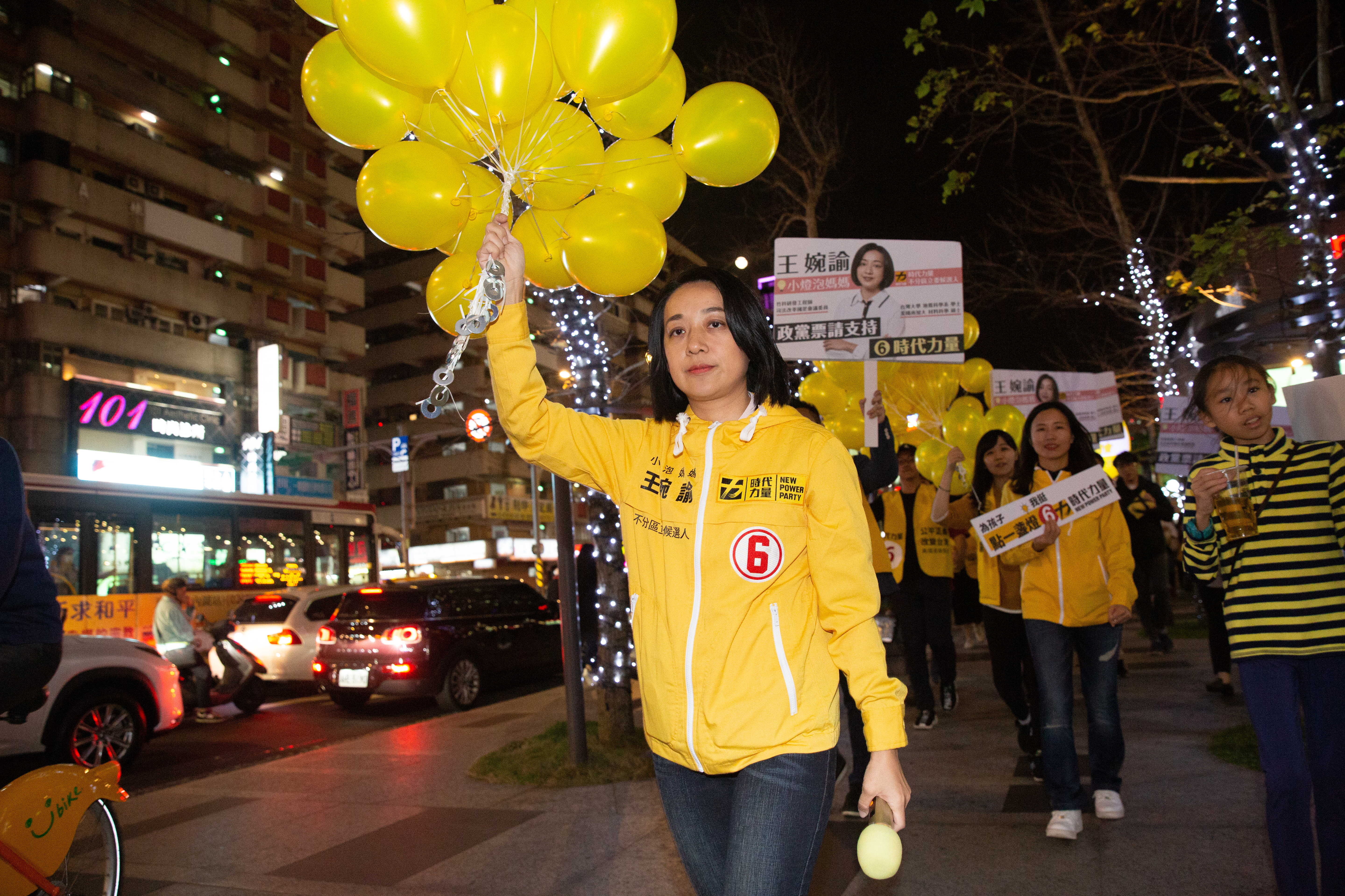 「小燈泡媽媽」王婉諭列不分區第三名，成功進入國會，未來會著重投入司法、親子、科技轉型等領域。