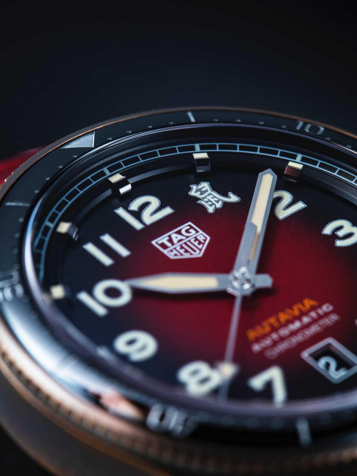 TAG HEUER（泰格豪雅）推出首款Autavia系列鼠年特別版腕錶，以中文「鼠」字代替1點鐘時標。