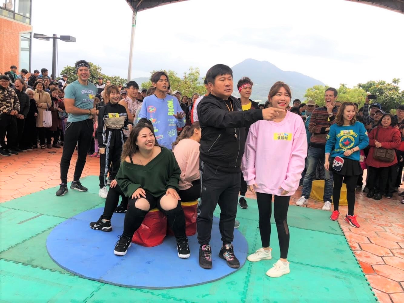 曾智希（右）PK街頭藝人慘遭夾殺。（圖／民視提供）