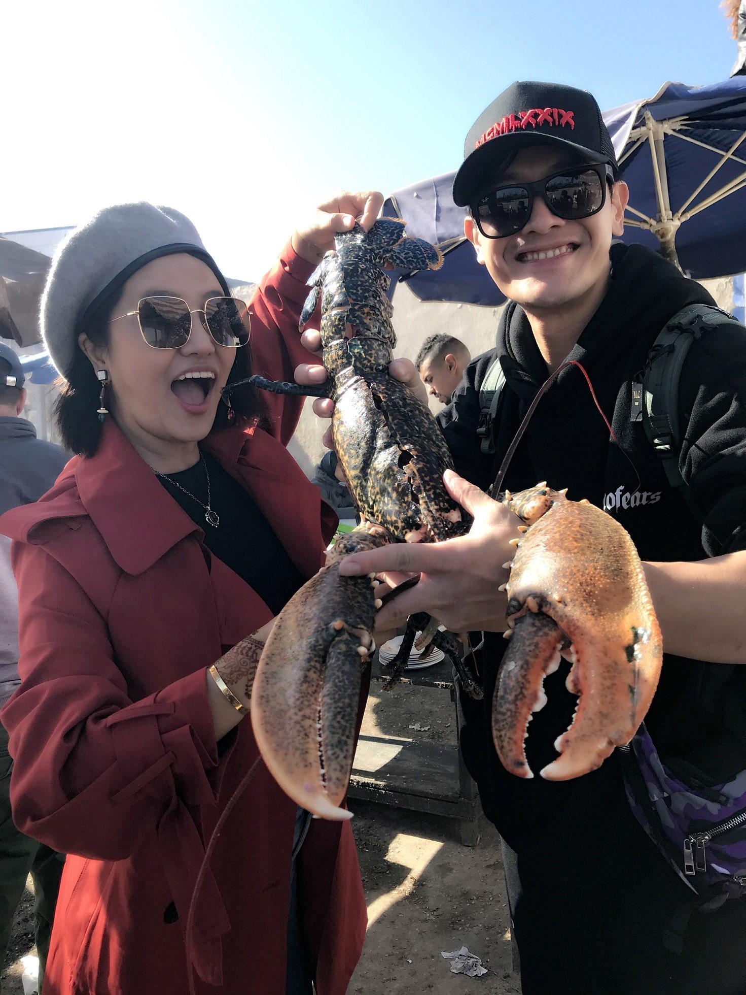 張勛傑有旅遊達人唐宏安(左)帶路,享受海鮮吃到飽。(八大提供)