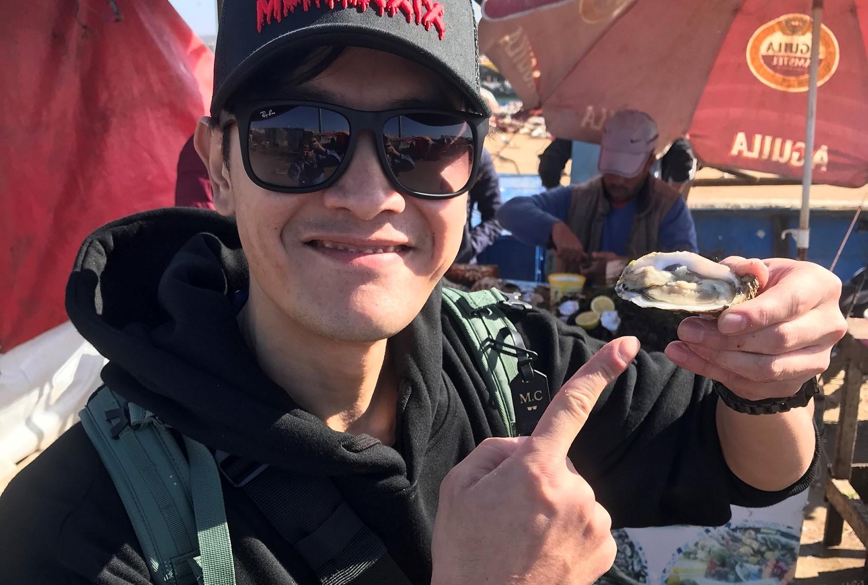 張勛傑驚喜吃光整個生蠔攤。(八大提供)
