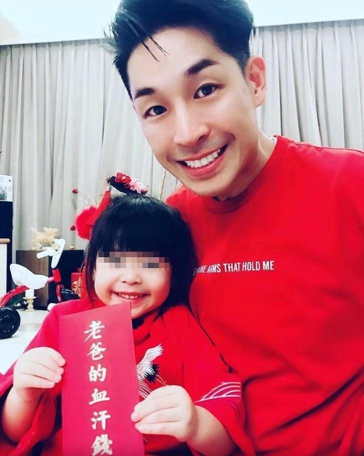 藍鈞天每年過年都把女兒收到的紅包妥善保管紀錄。(圖/故事工廠提供)