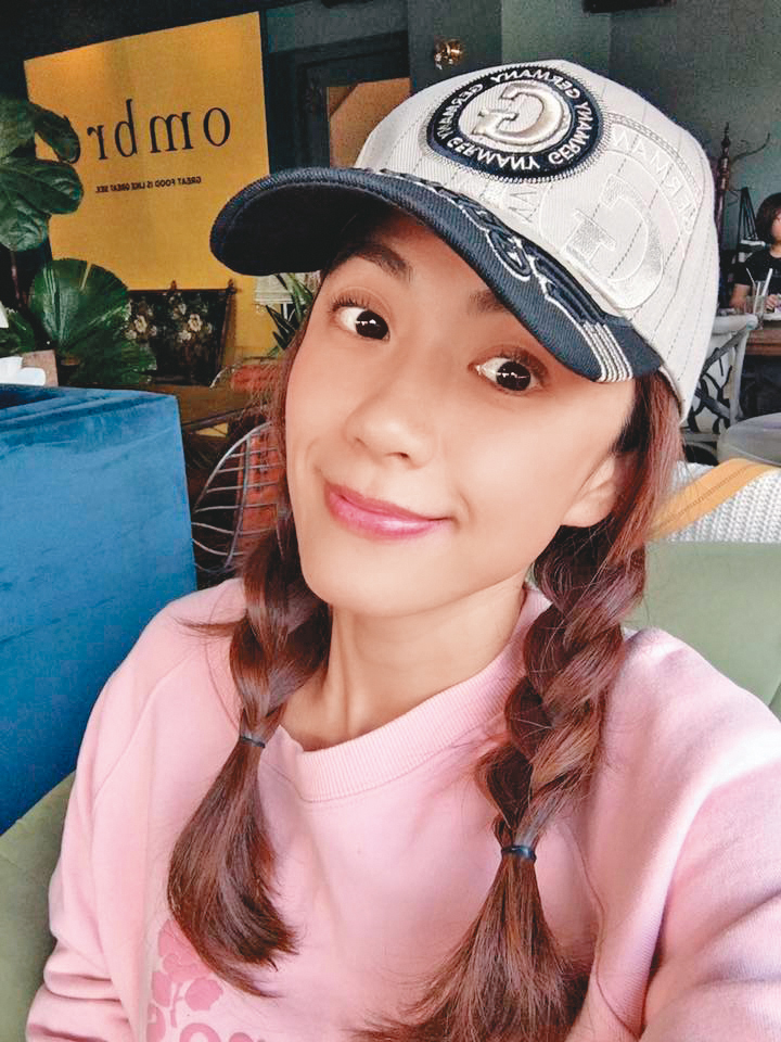 柯以柔與老公郭宗坤離婚後，為3個孩子拼賺錢，靠網站業配團購拼業績。（翻攝柯以柔臉書）