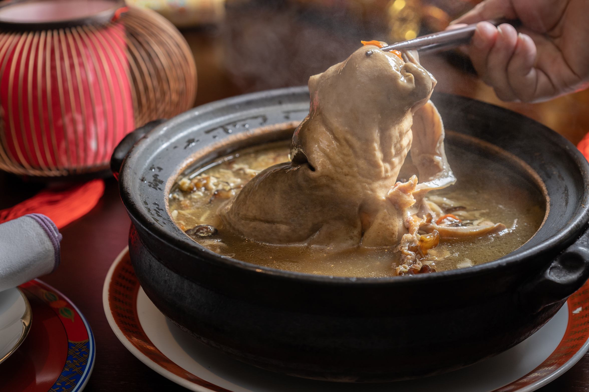 「肚包雞」整道料理完成需耗時6小時，是個非常考驗師傅刀工的手路菜，需2天前預訂。