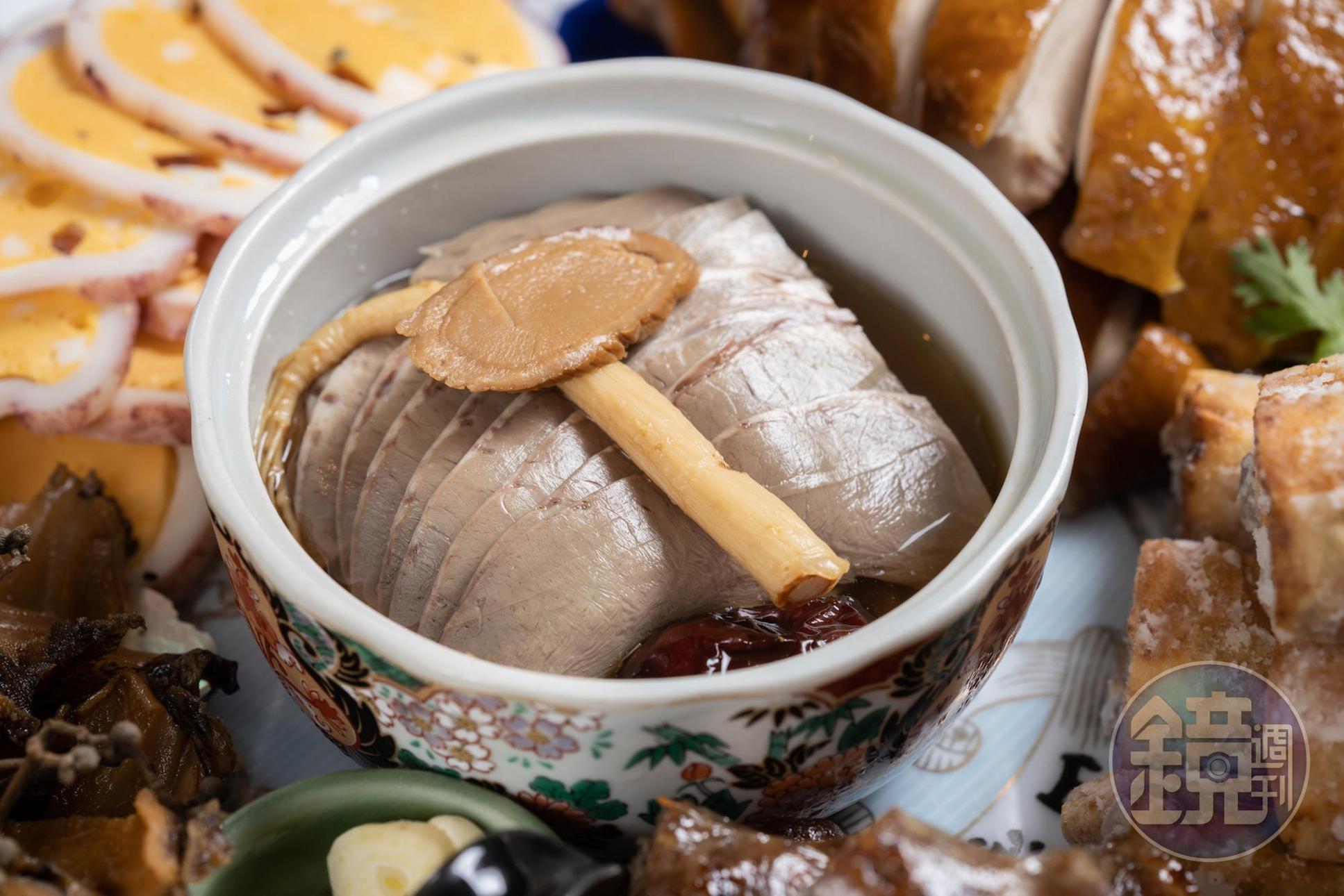「人蔘豬心」以頂級老紅蔘塞入豬心蒸煮，再用藥材浸泡兩天，讓味道穿透整個豬心。