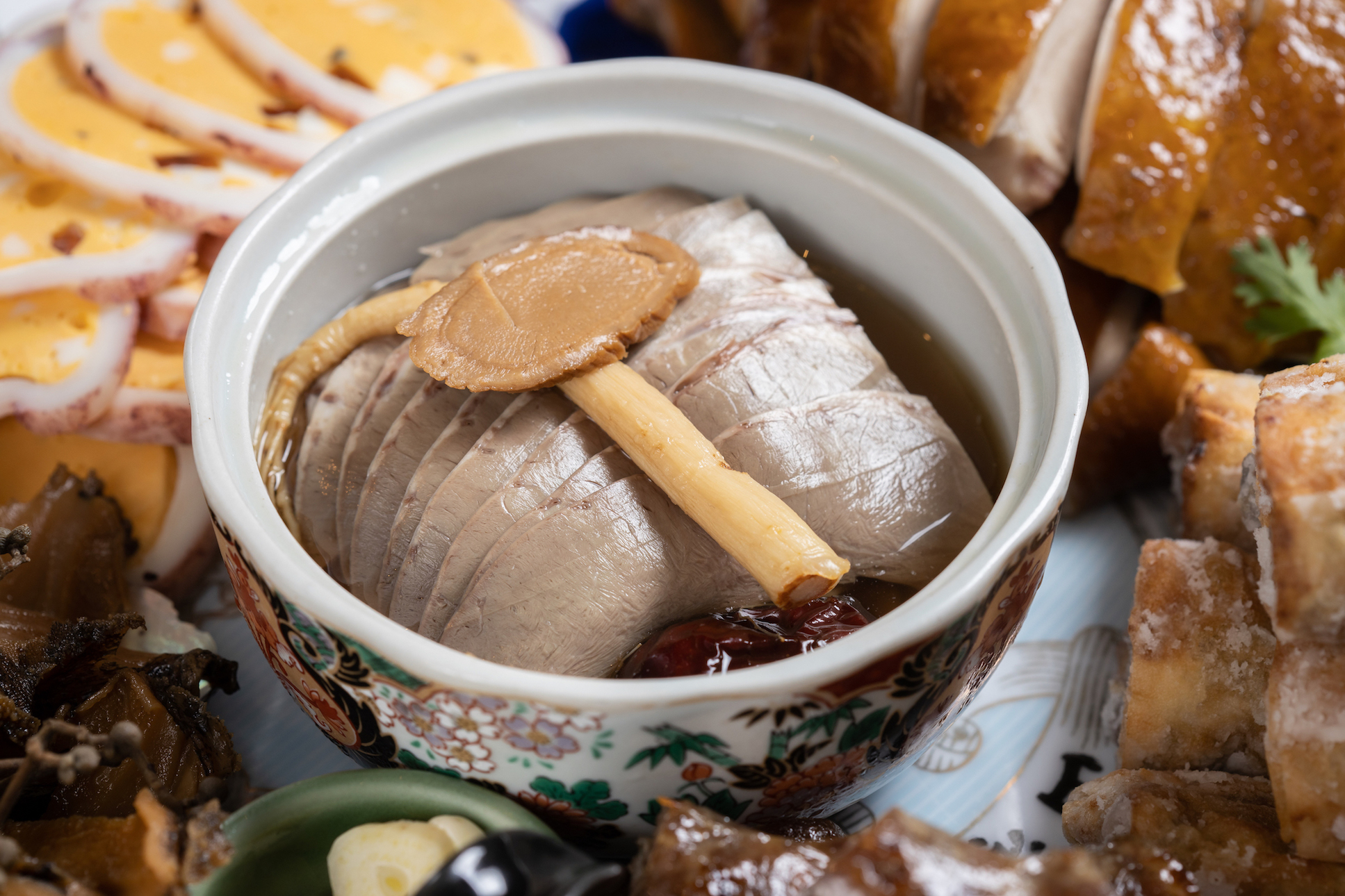 「人蔘豬心」以頂級老紅蔘塞入豬心蒸煮，再用藥材浸泡兩天，讓味道穿透整個豬心。