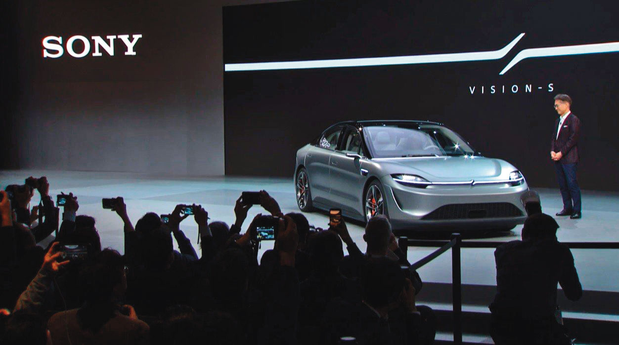 SONY產品發表會的壓軸，開出來一部可以與特斯拉並駕齊驅、直接挑戰賓士與BMW的超級電動車。（翻攝自SONY官網影片）