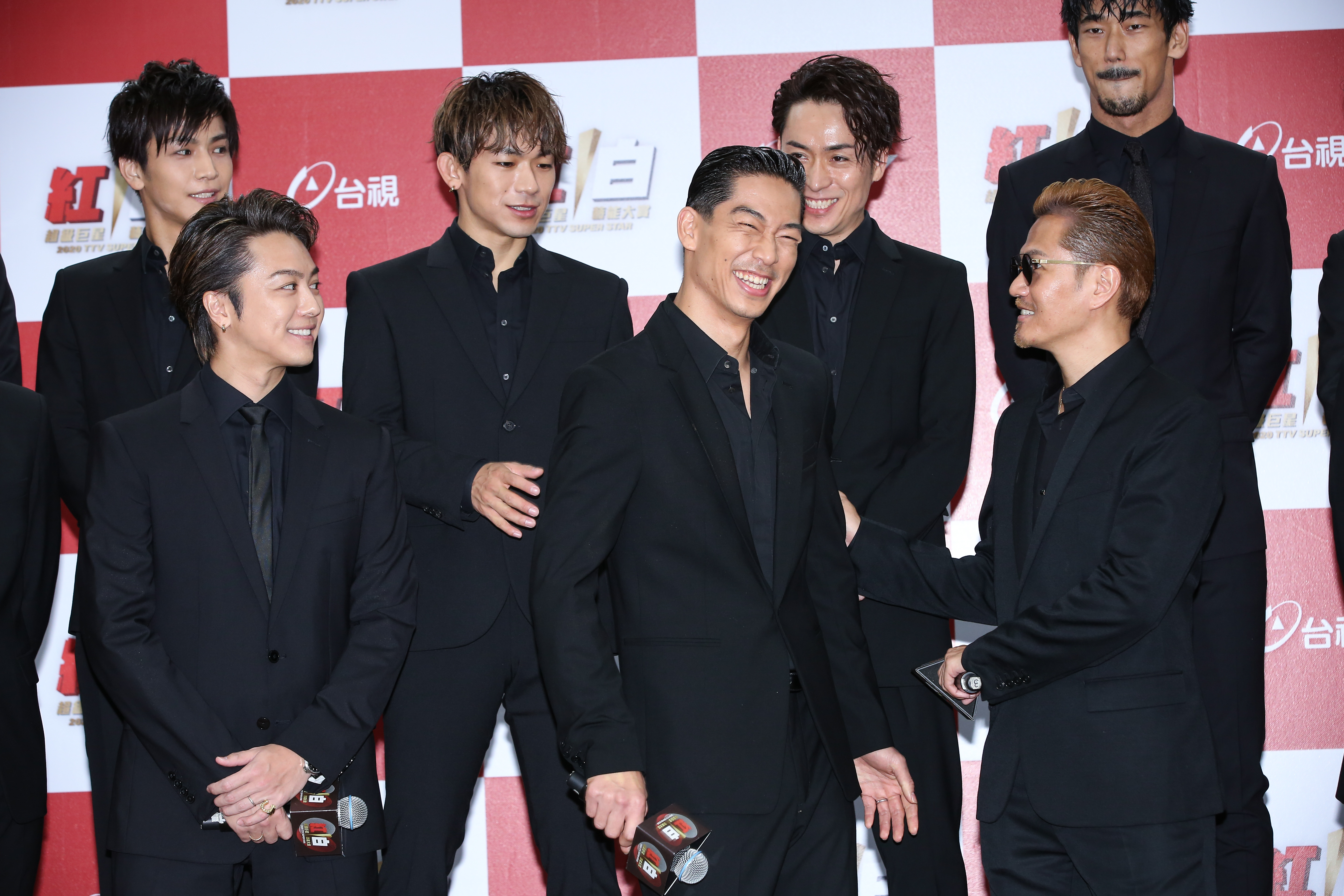 ATSUSHI（右）表示放浪兄弟決定來台表演，就是為了讓新婚的AKIRA（中）帶來祝福，讓AKIRA笑得害羞。