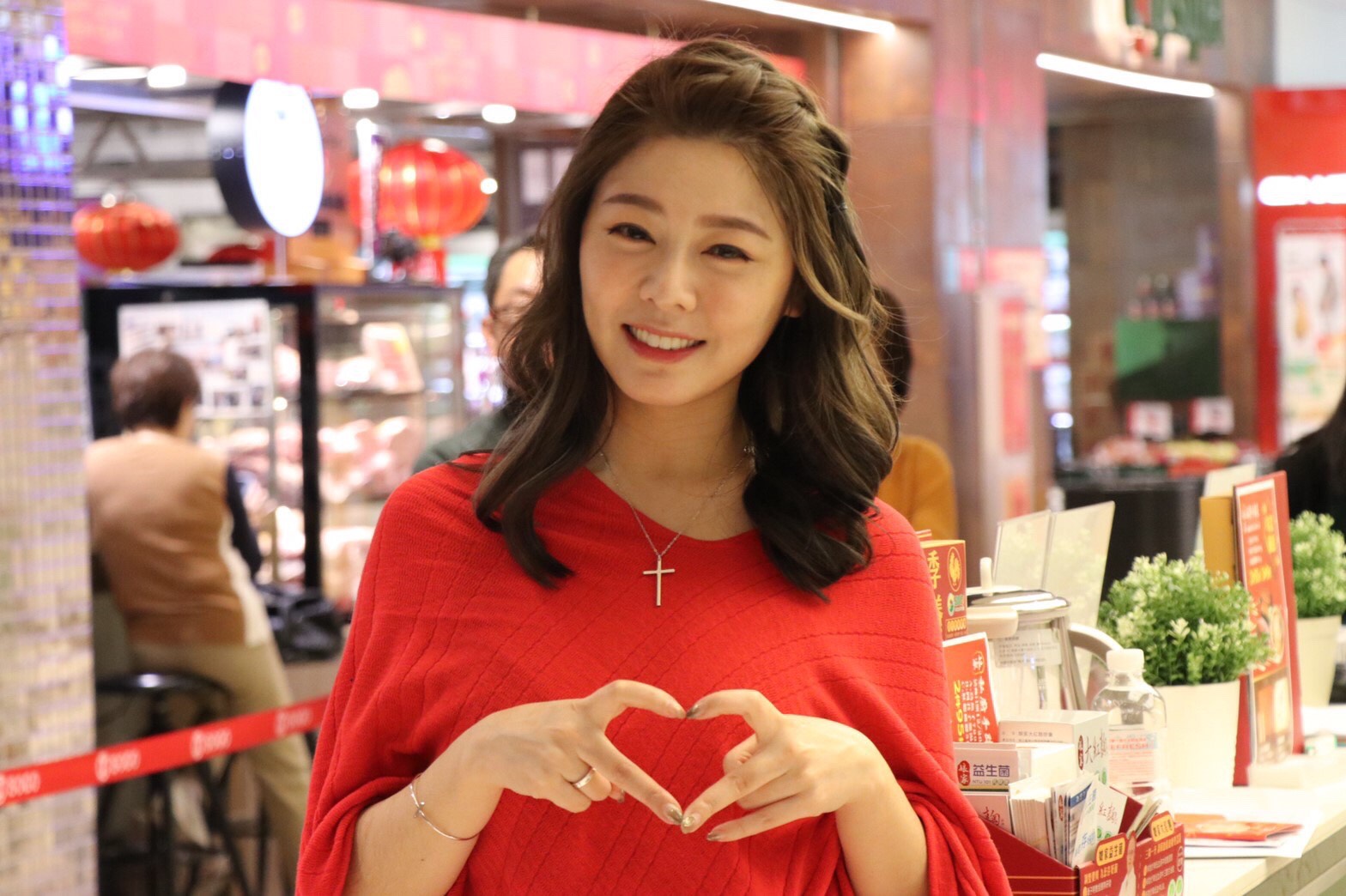 白家綺受邀擔任知名滴雞精品牌一日店長。（民視提供）