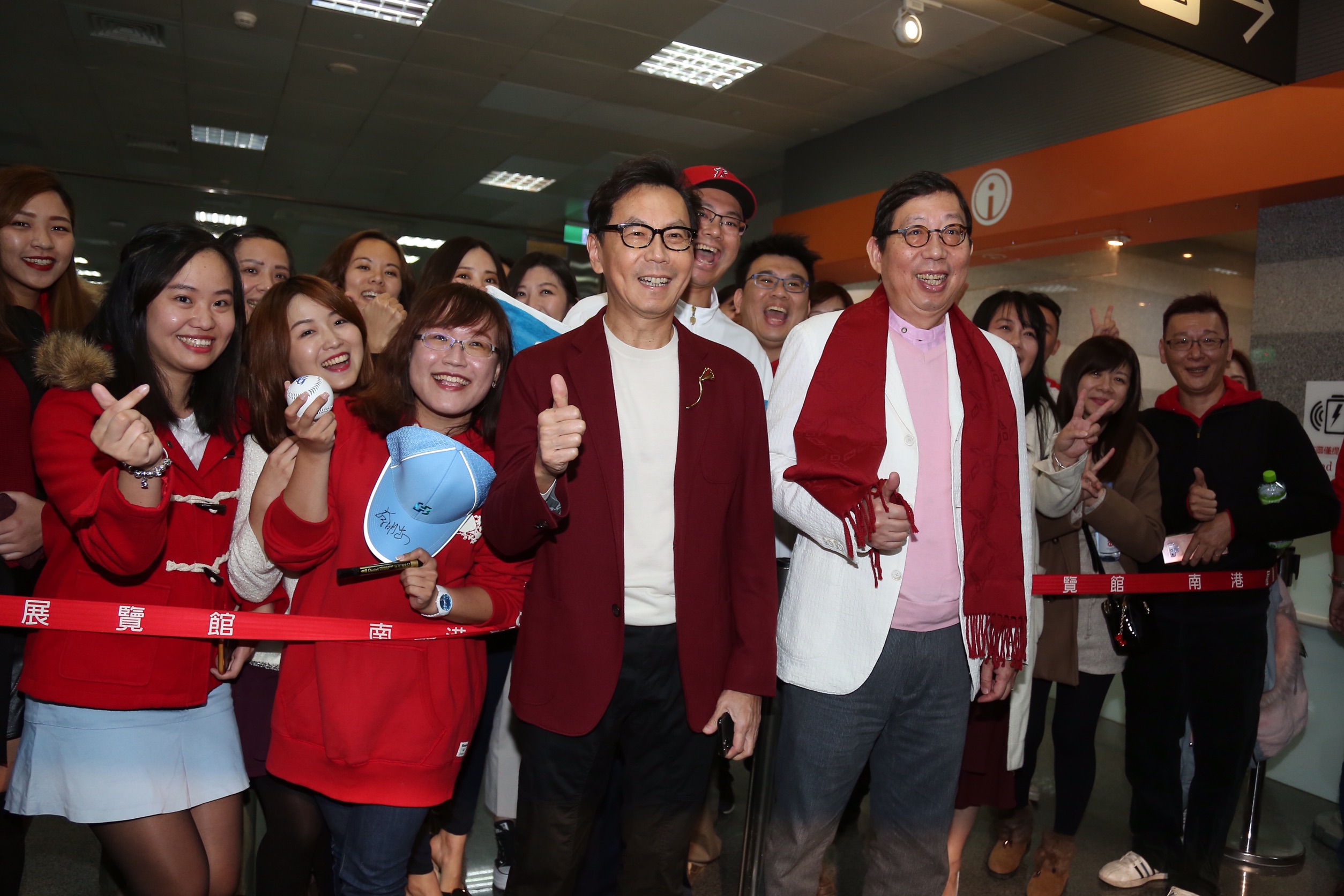 富邦集團舉行謝年會，富邦蔡家兄弟連袂犒賞員工，前左為富邦集團董事長蔡明忠、右為富邦金董事長蔡明興。