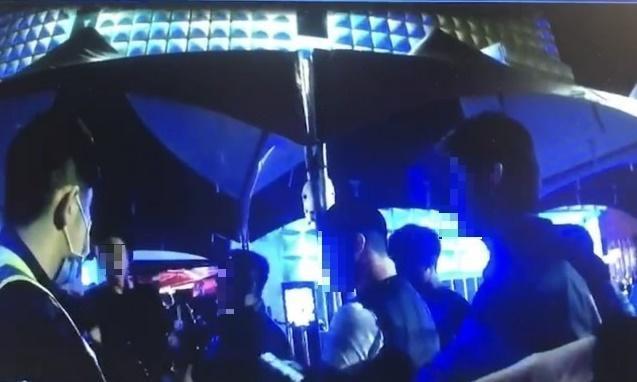 3名男子酒後在夜店前嗆聲，警方趕往壓制。（讀者提供）