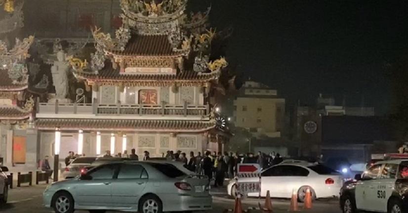兩派人馬在武德宫前對峙。(讀者提供)