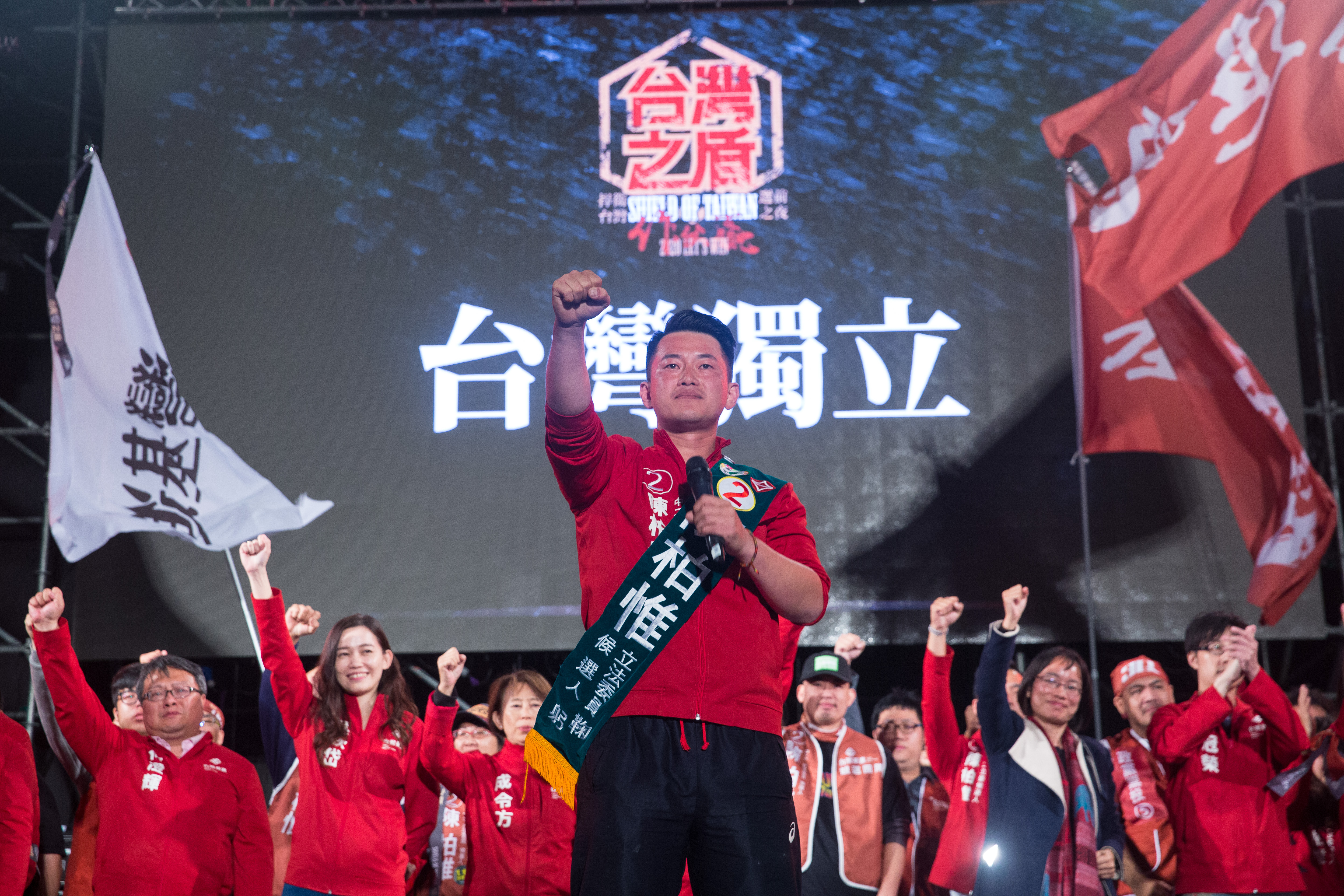 陳柏惟（中）被視為此次基進區域立委的重點戰將，在台中舉辦的選前之夜，包括推薦大使吳音寧（黑衣者）、不分區名單第一名的成令方（前排左三）都出席力挺。