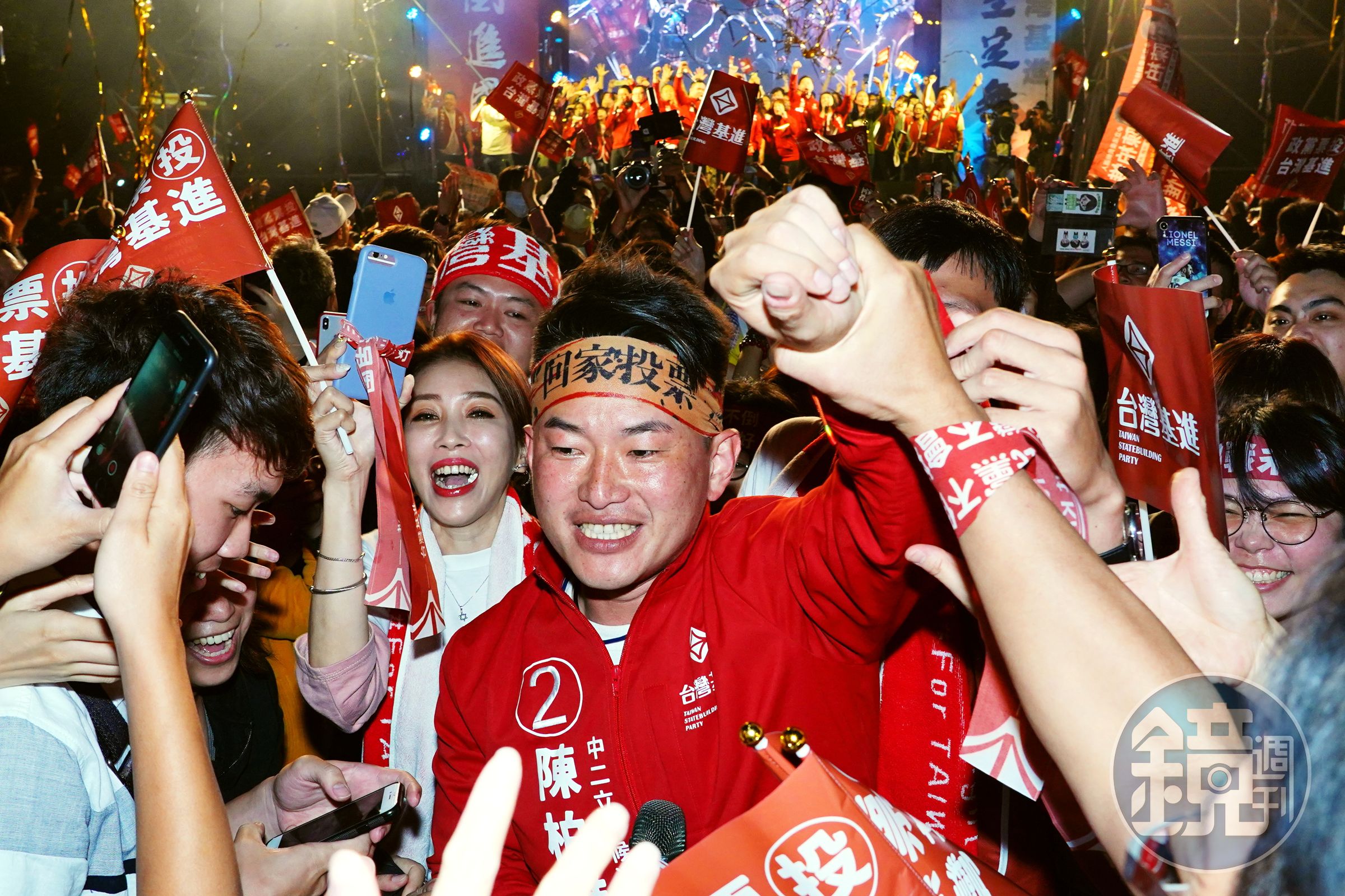 陳柏惟出身高雄，前年九合一大選一戰成名，惜敗於彼時韓流太旺，此次轉戰台中順利當選，也有不少粉絲留言：「把陳柏惟讓給台中，我們也很不捨。」圖為一月五日的造勢晚會。